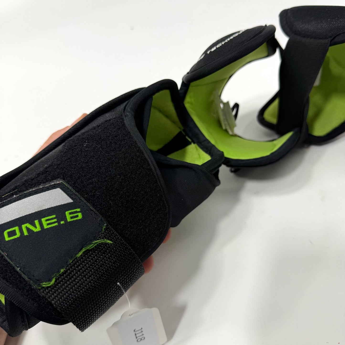 Used Bauer One.6 Elbow Pads | Senior Medium | J118