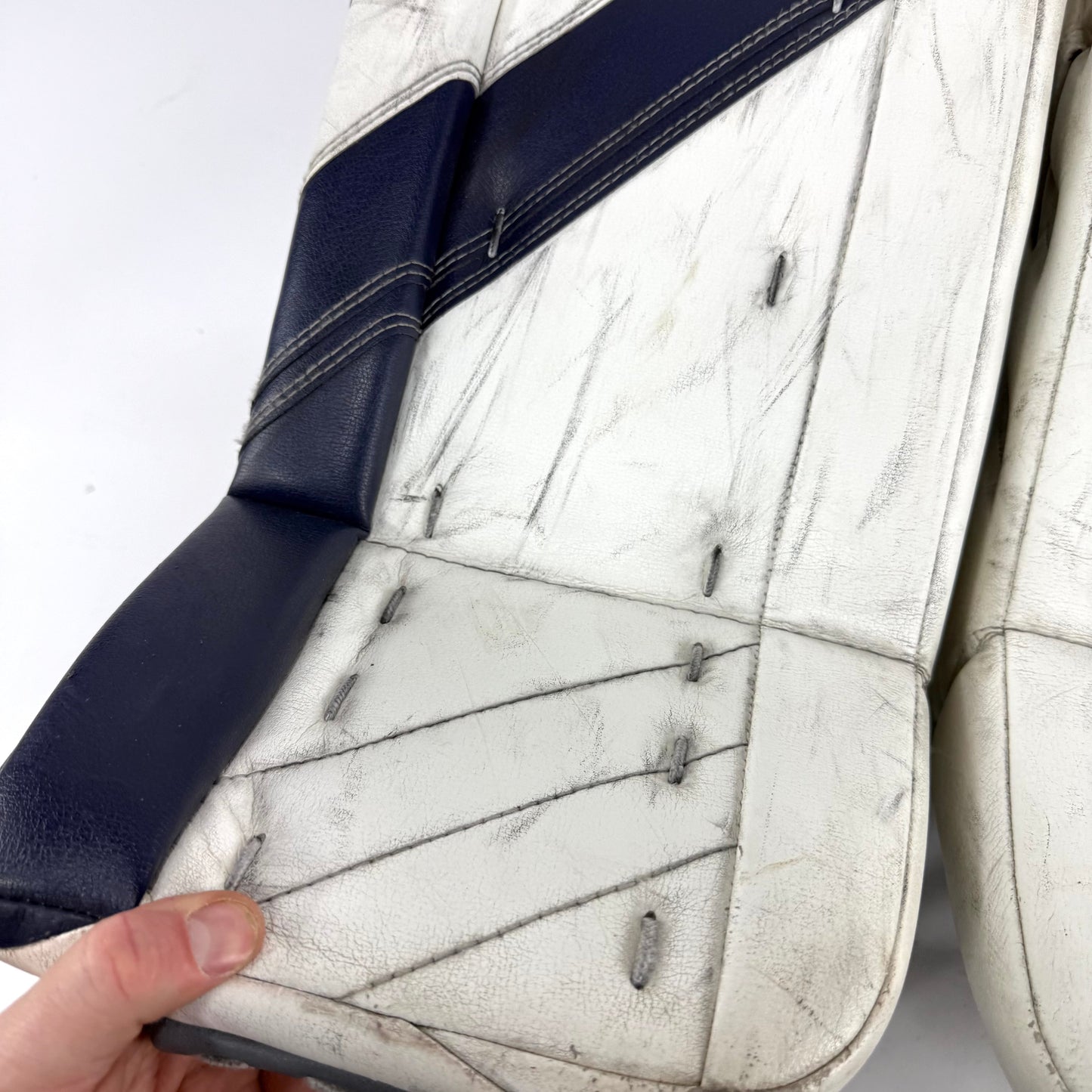 Used White and Navy Warrior Ritual G4 Goalie Pads | INT 31 +1" | U333