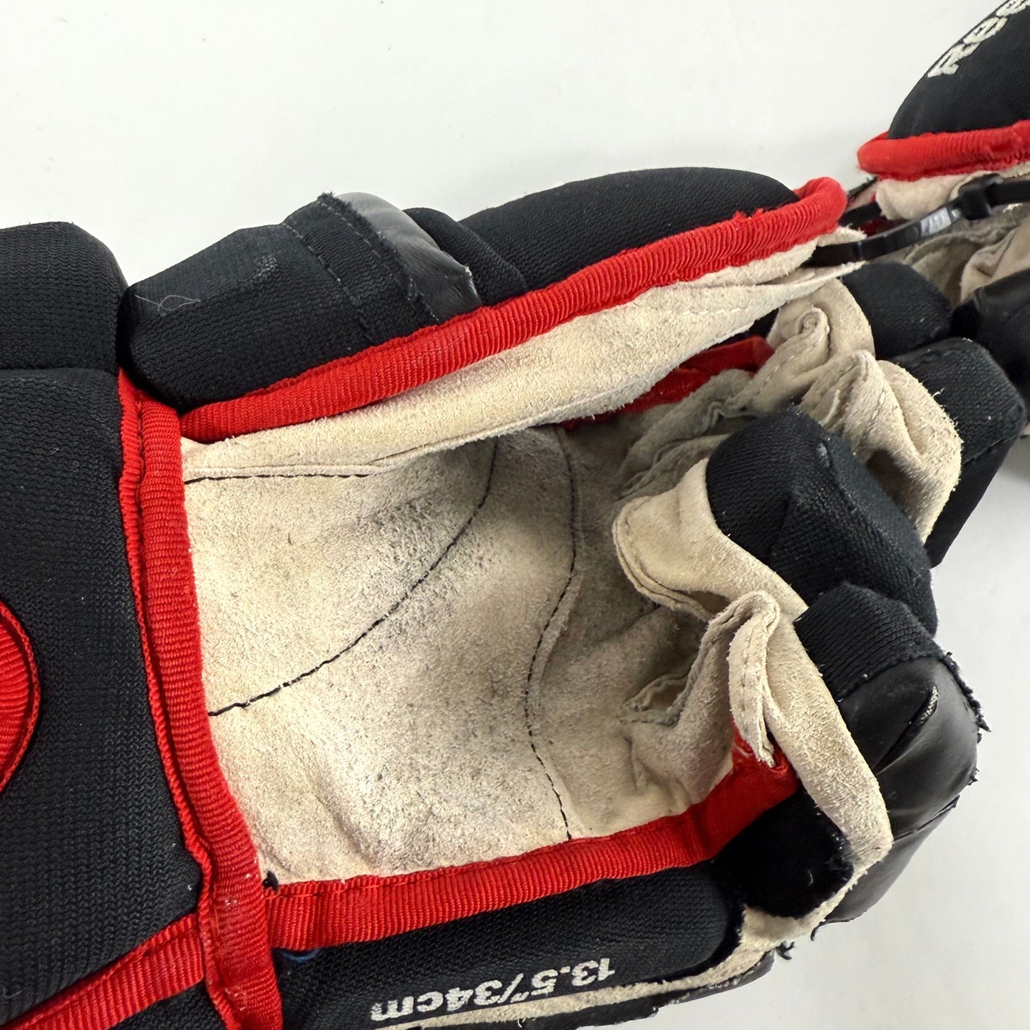 Used Chicago Blackhawks Reebok 13.5" Gloves | L371
