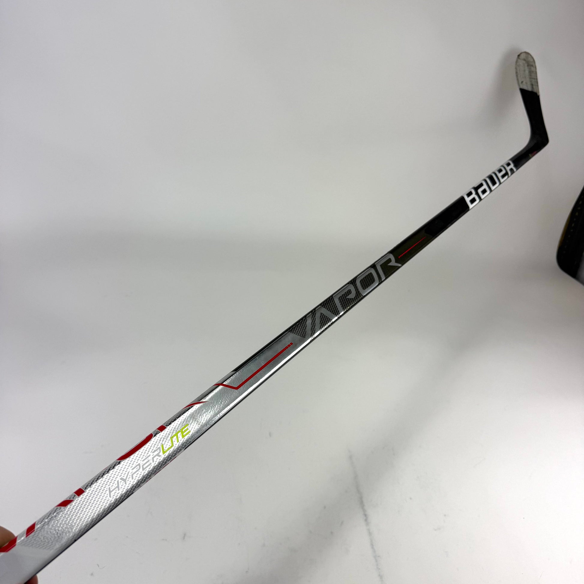 Used Left Bauer Vapor Hyperlite | 77 Flex P28 Curve Grip | J457 - Top Flight Hockey