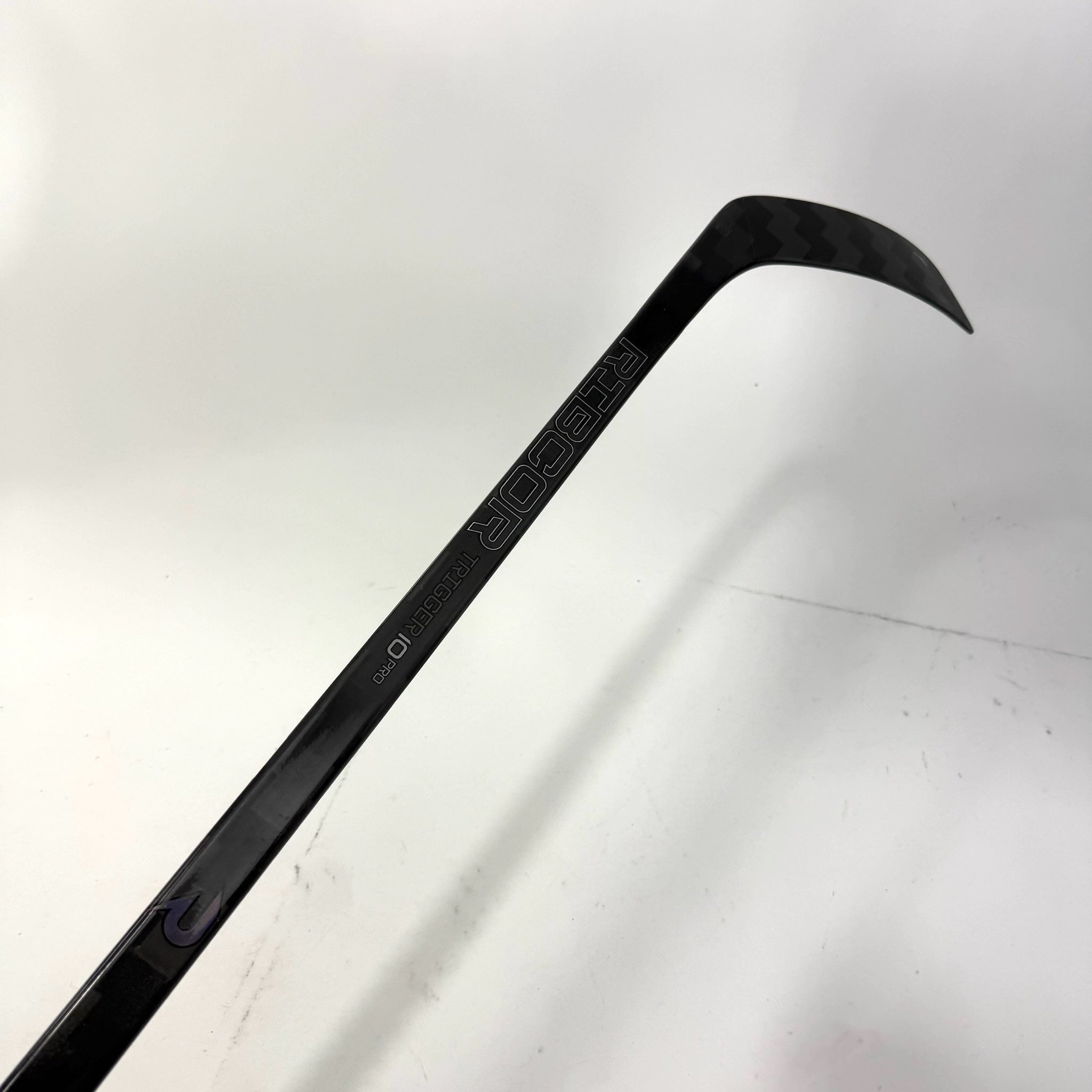 New Left CCM Ribcor Trigger 10 Pro | 65 Flex P28 Curve Grip | J229