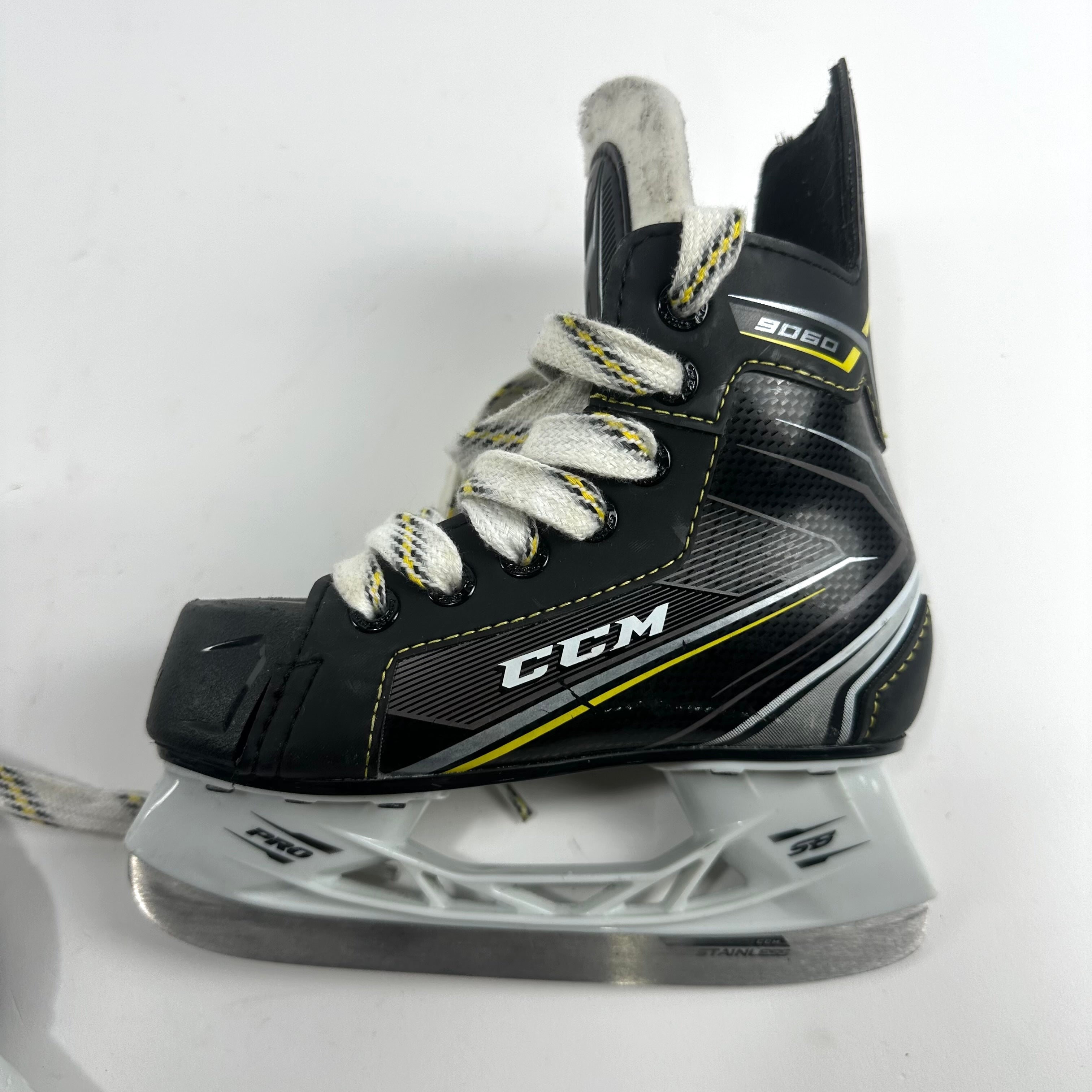 Used CCM 9060 Skates | Size Youth 11 - C370