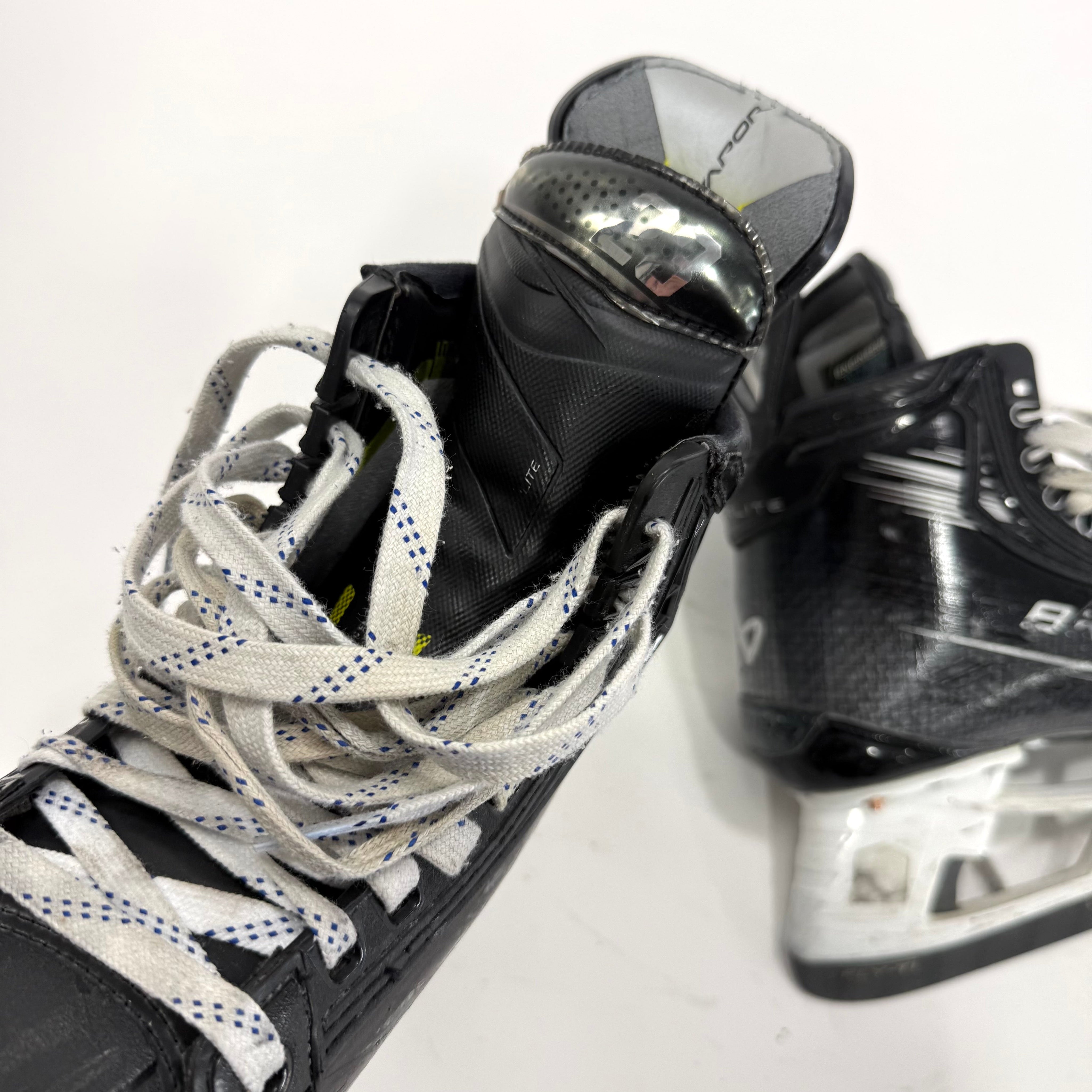 Used Black Bauer Vapor Hyperlite 2 Skates | Size 5 D | BH488 - Top Flight Hockey