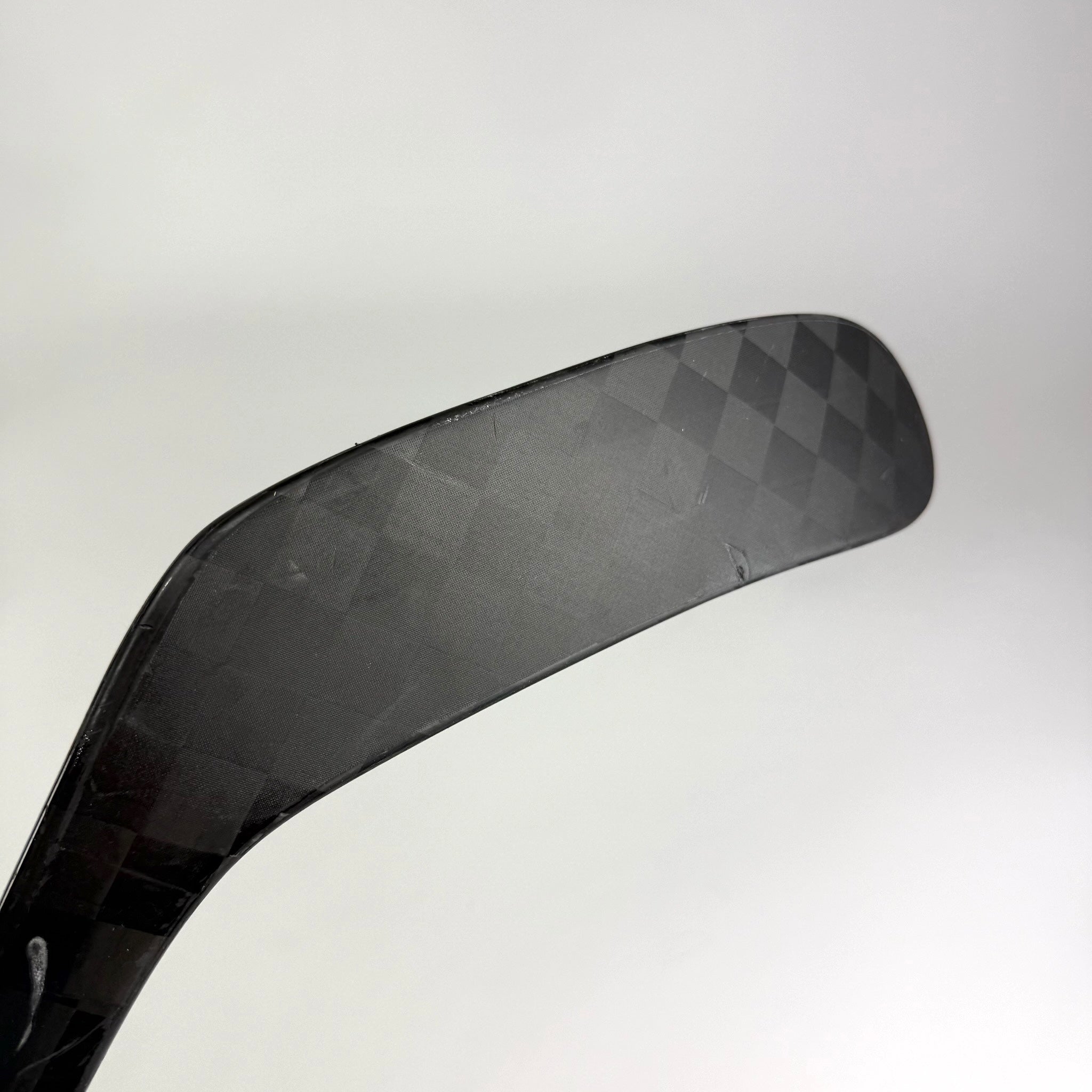 Used Left Red Bauer Flylite | 87 Flex P28M Curve Grip | J566 - Top Flight Hockey