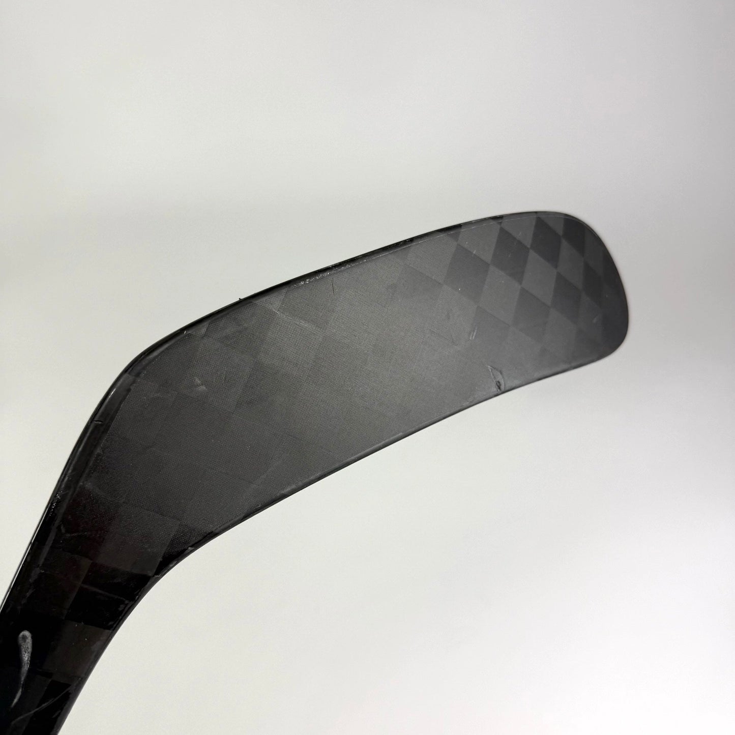 Used Left Red Bauer Flylite | 87 Flex P28M Curve Grip | J566 - Top Flight Hockey