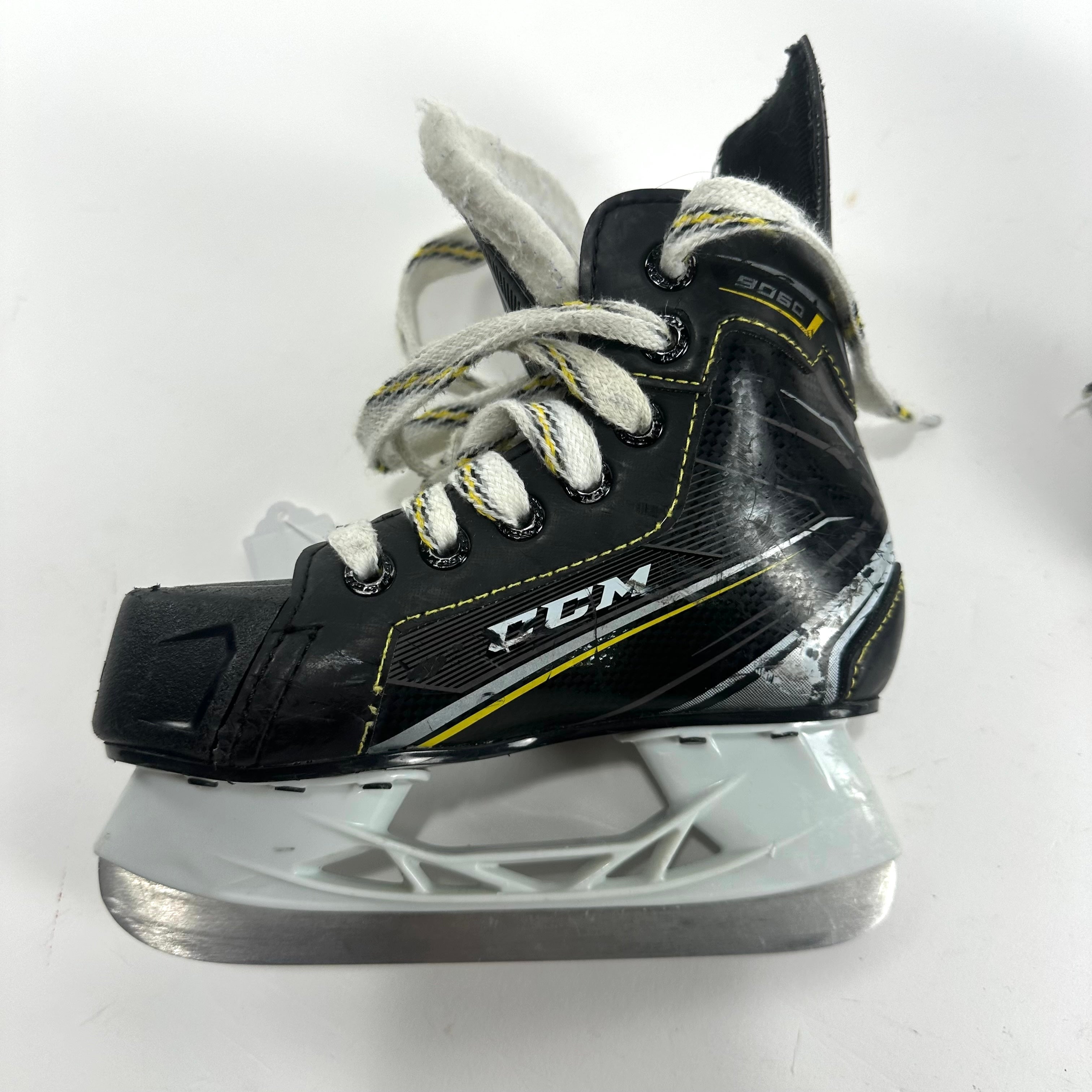 Used CCM 9060 Skates | Size Youth 10.5 - C371