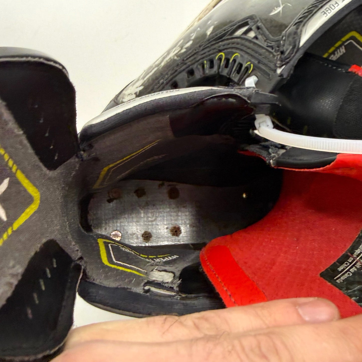 Used Bauer Vapor Hyperlite Skates | 8.5 Fit 1 | A16 - Top Flight Hockey