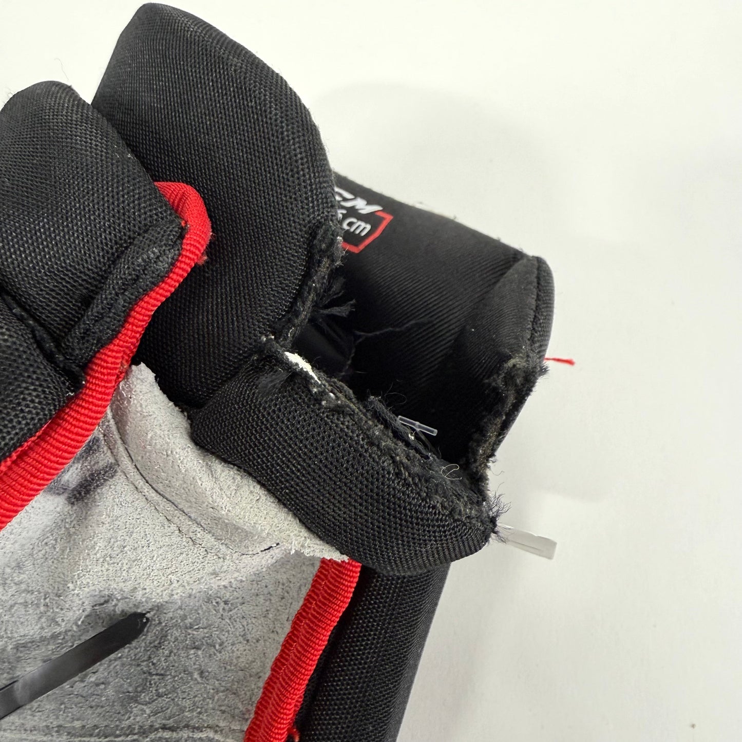 Used Chicago Blackhawks CCM HGQL 14" Gloves | L358