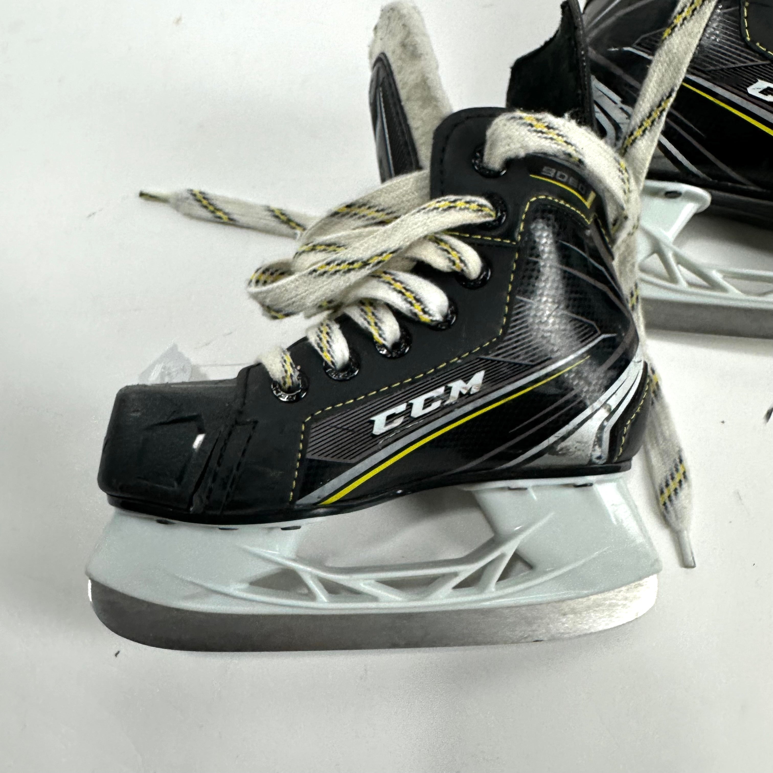 Used CCM 9060 Skates | Size Youth 11 - C370