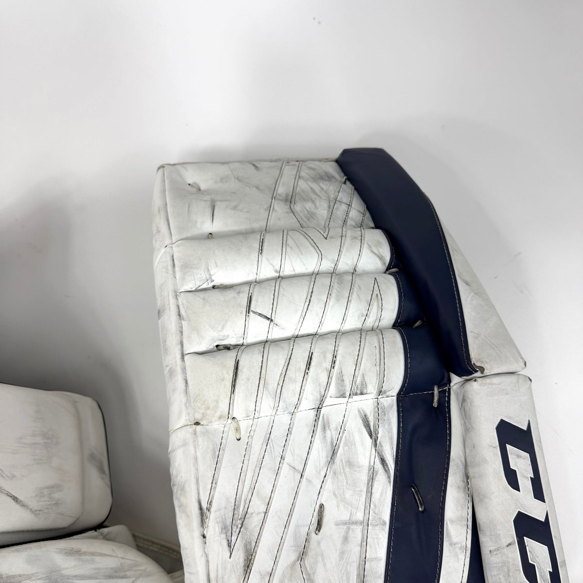 Used White and Navy CCM Eflex 4.9 Goalie Pads | 30+1" | AB369