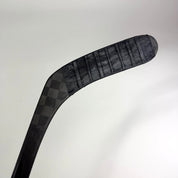 Used Right Black Bauer Vapor Hyperlite 2 | 87 Flex Mackinnon Pro Curve Grip | F303 - Top Flight Hockey