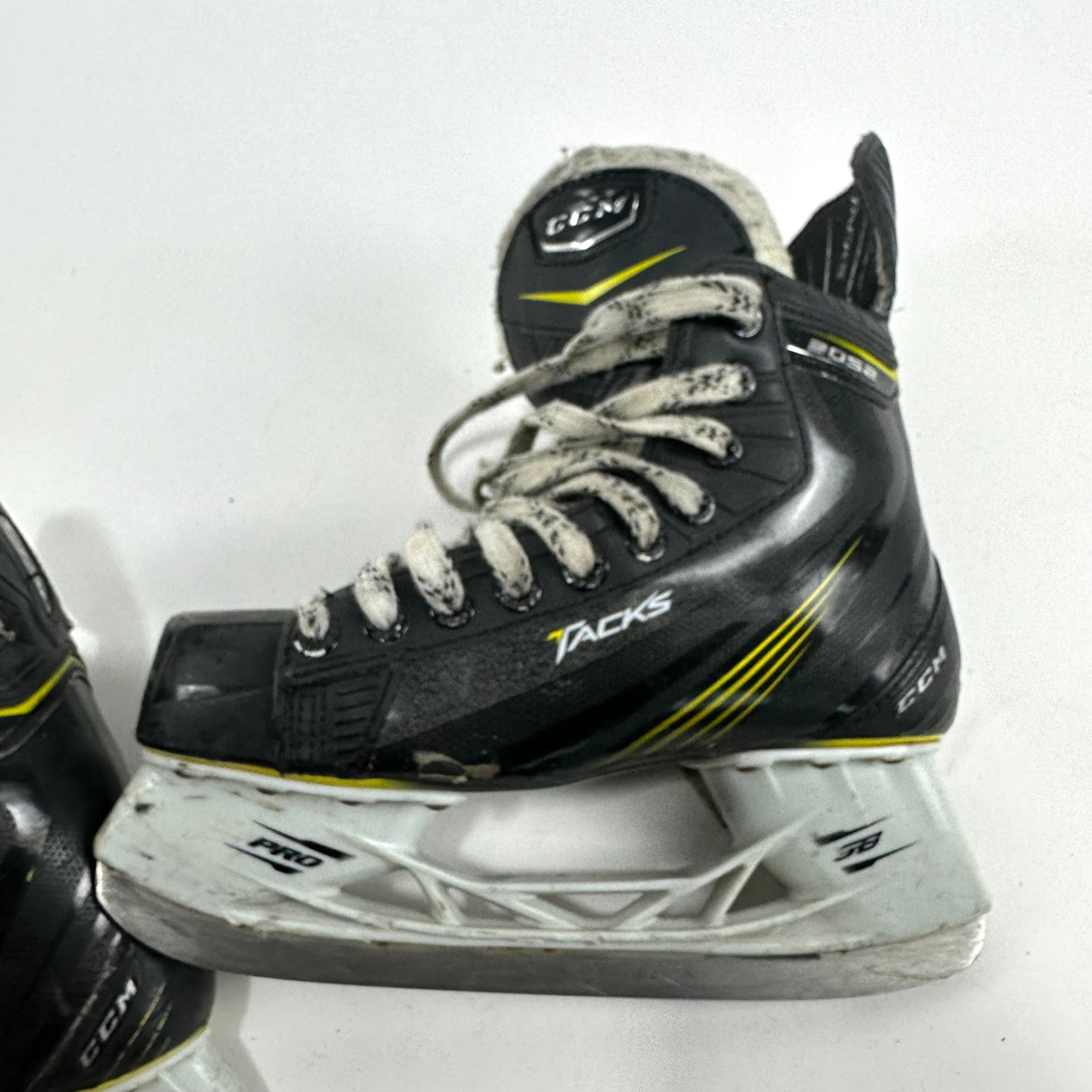 Used CCM Tacks 3052 Skates | Size 4.5 D H375