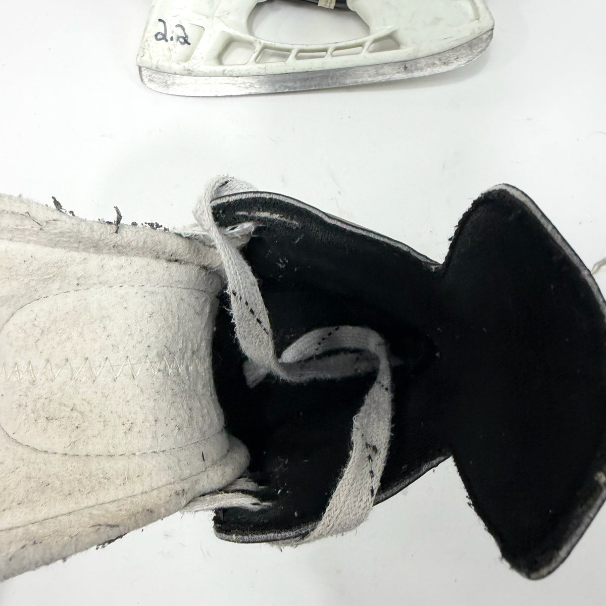 Used Bauer Nexus 4000 Skates | Size 2 R | AB792