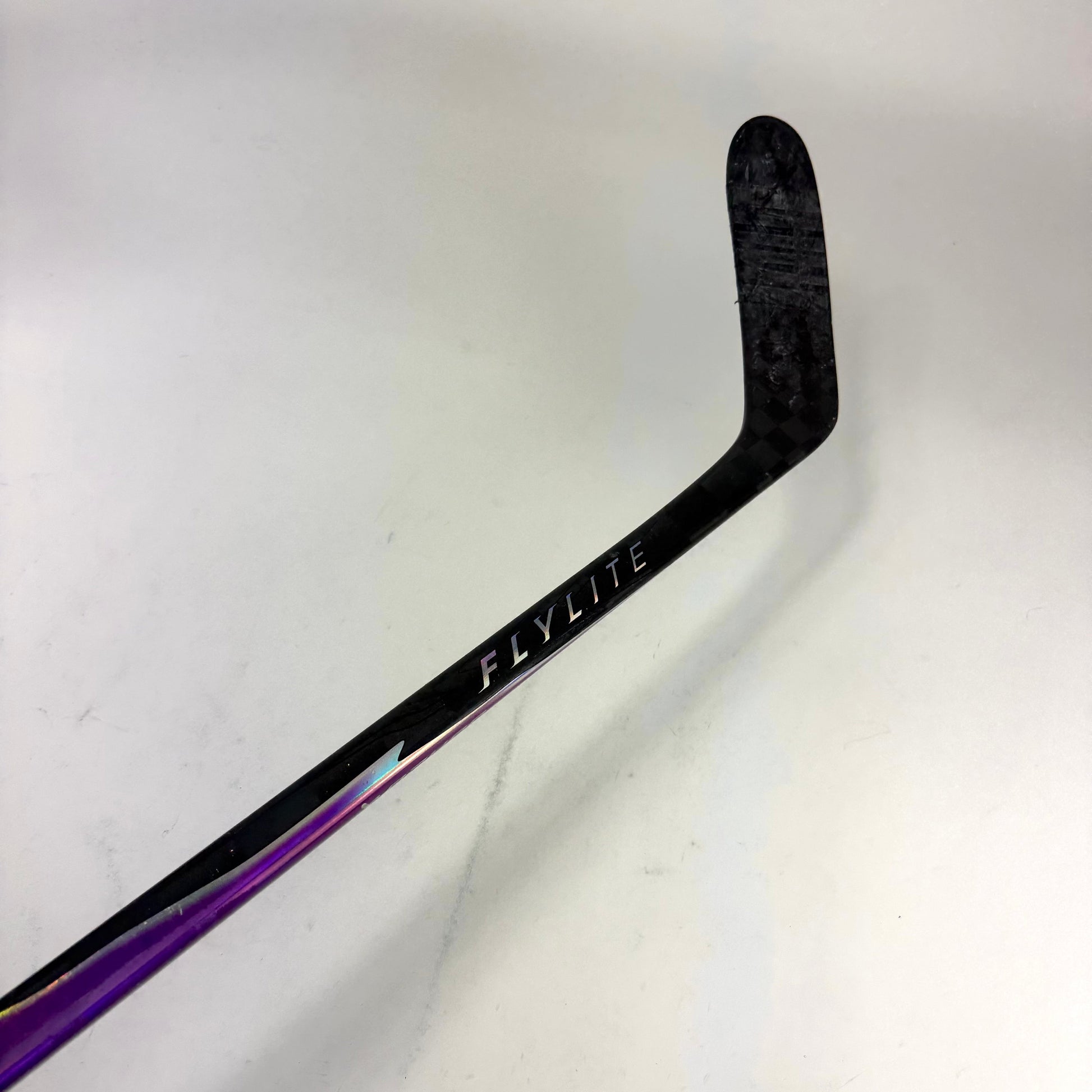 Used Left Purple Vapor Flylite | 82 Flex P28M Curve Grip | J459 - Top Flight Hockey