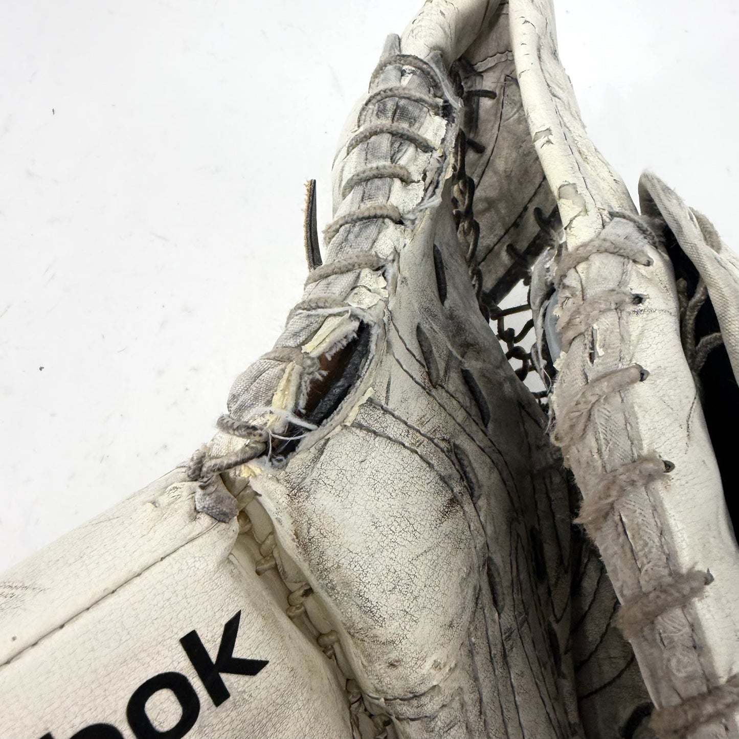 Used Regular White Reebok L7 Goalie Glove | Senior | AB533
