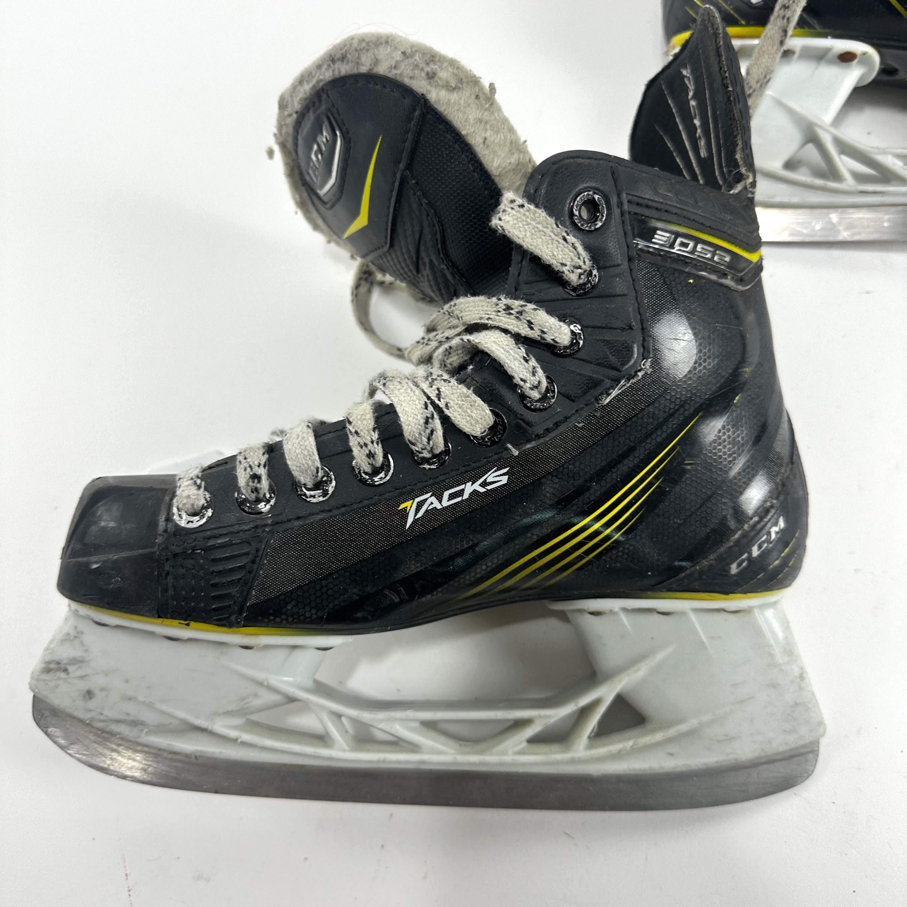 Used CCM Tacks 3052 Skates | Size 4.5 D H375