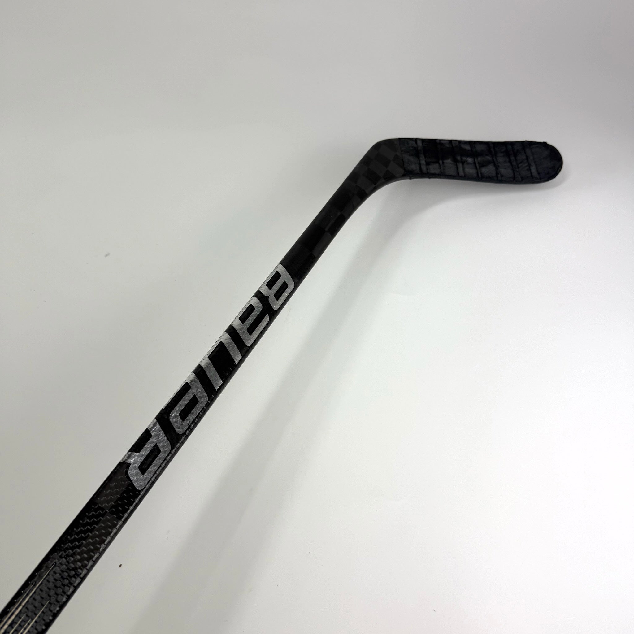 Used Right Black Bauer Vapor Hyperlite 2 | 87 Flex Mackinnon Pro Curve Grip | F303 - Top Flight Hockey