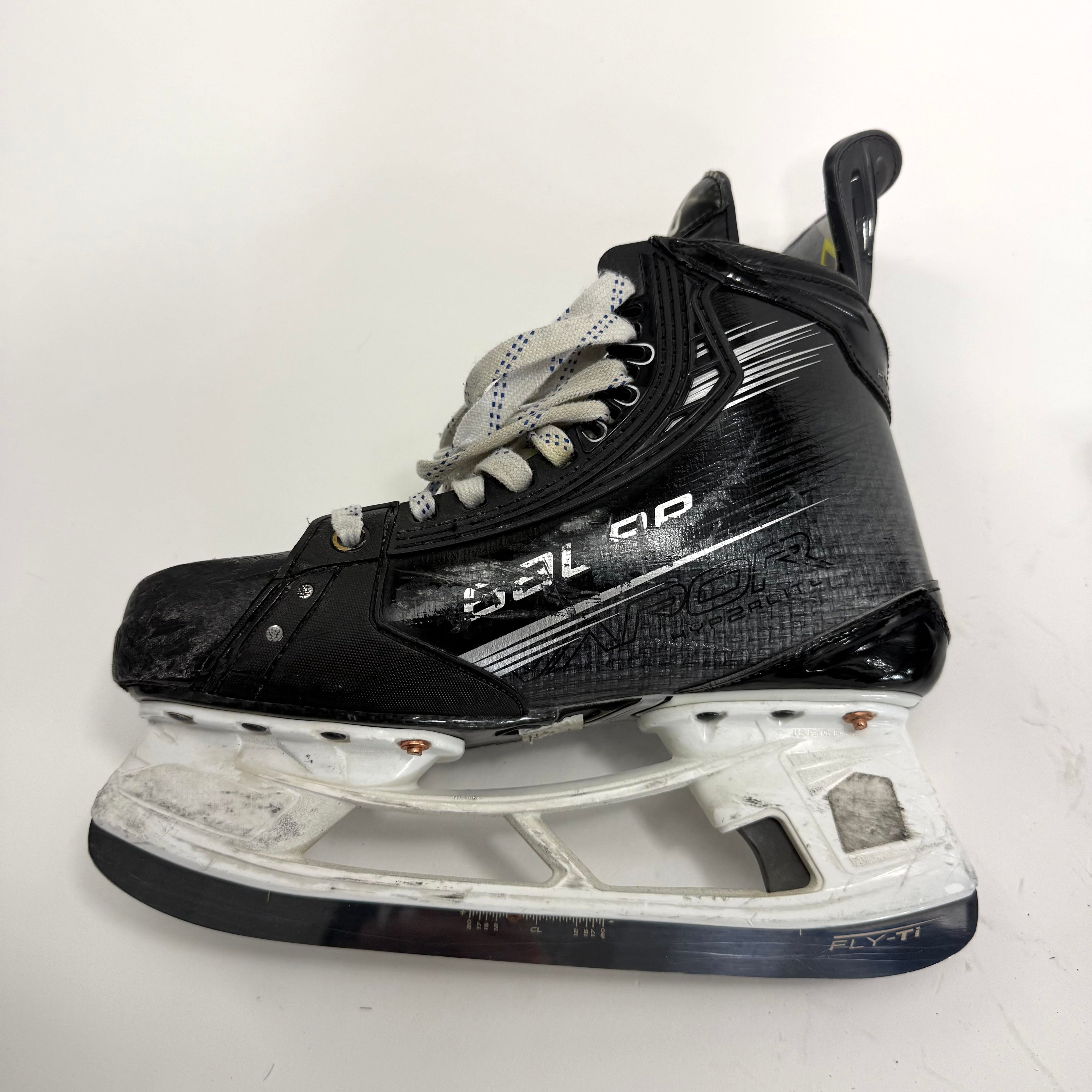Used Black Bauer Vapor Hyperlite 2 Skates | Size 5 D | BH488 - Top Flight Hockey