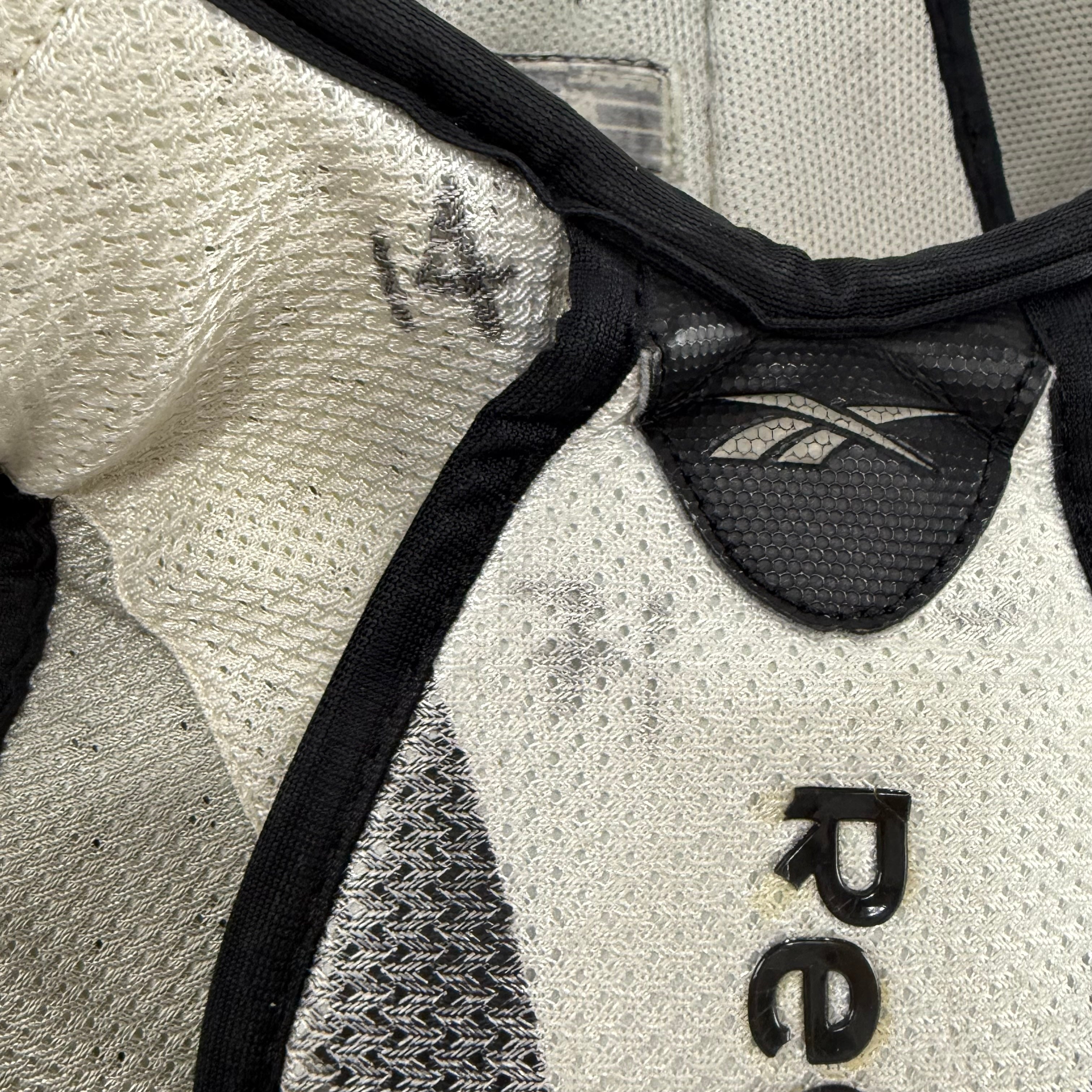 Used Reebok 9K Pro Shoulder Pads | Medium/Large | U294 - Top Flight Hockey