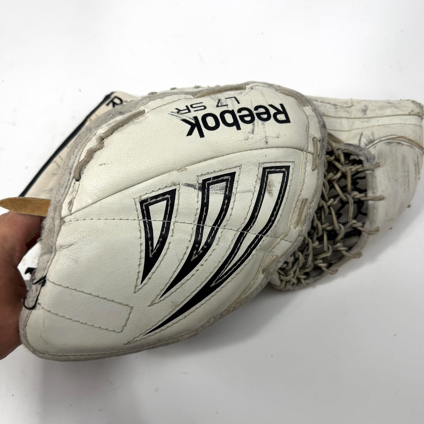 Used Regular White Reebok L7 Goalie Glove | Senior | AB533