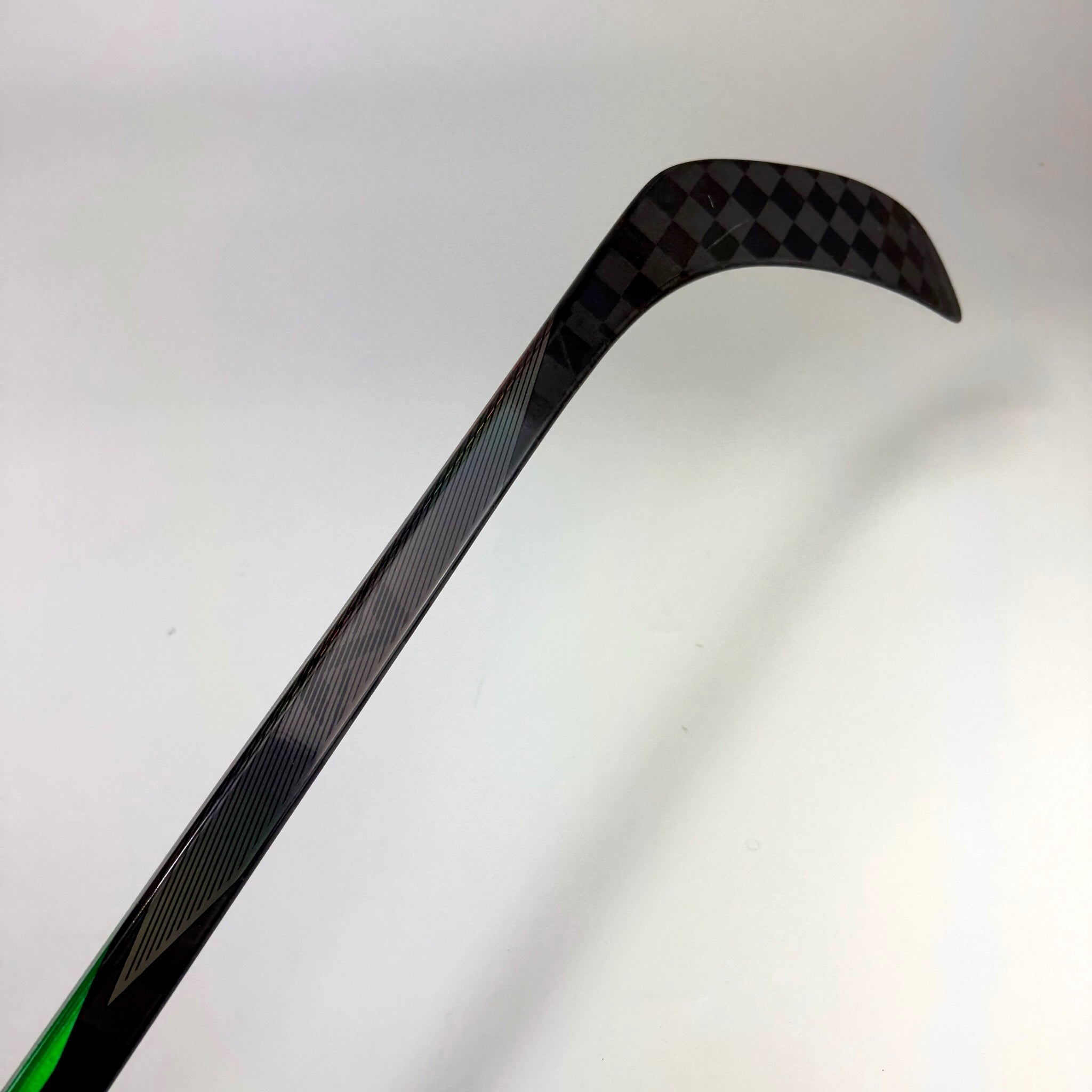 Used Left Red/Green Bauer Nexus Tracer | 82 Flex P28 Curve Grip | F339
