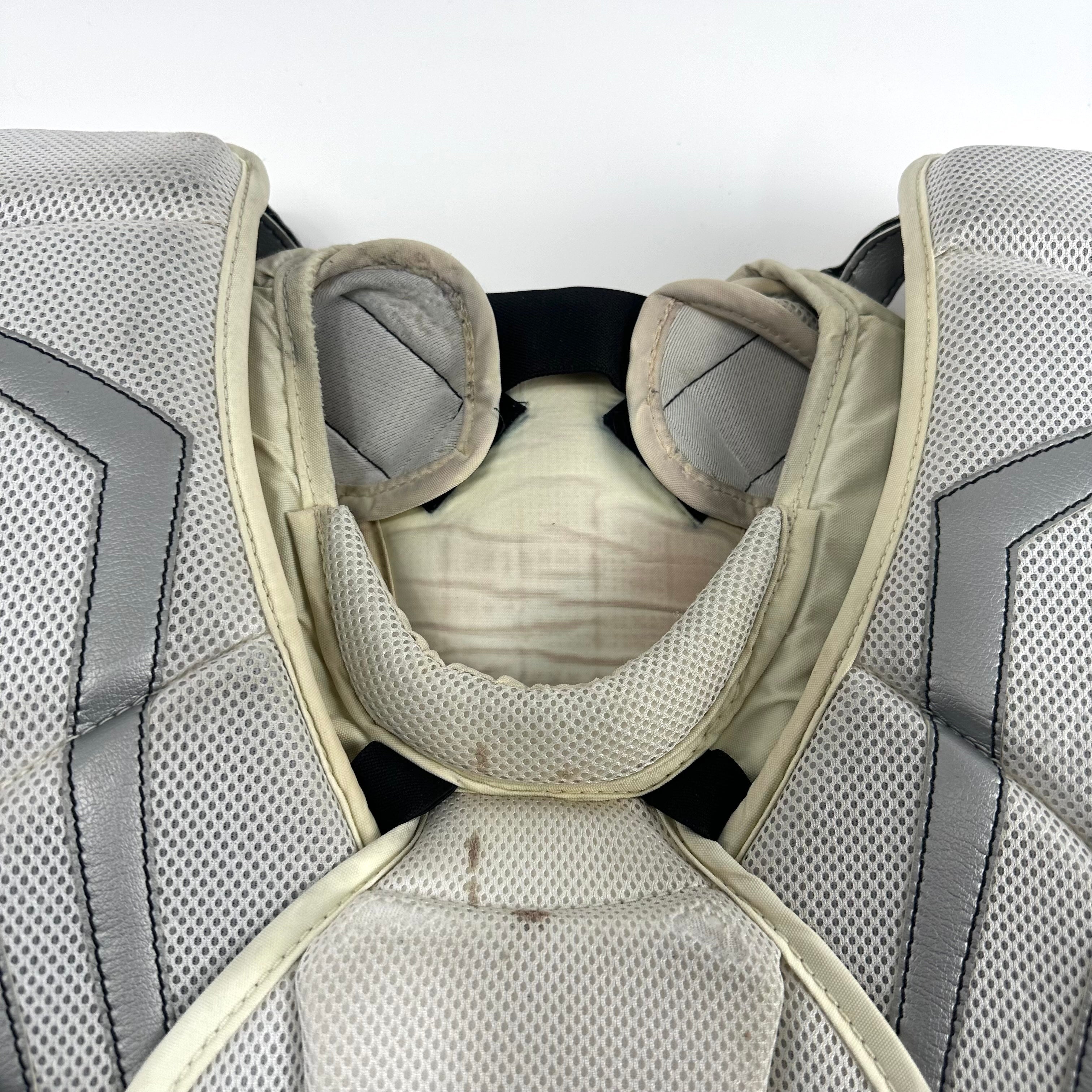 Used Vaughn V7 Pro XF Carbon Goalie Chest protector | Senior Medium