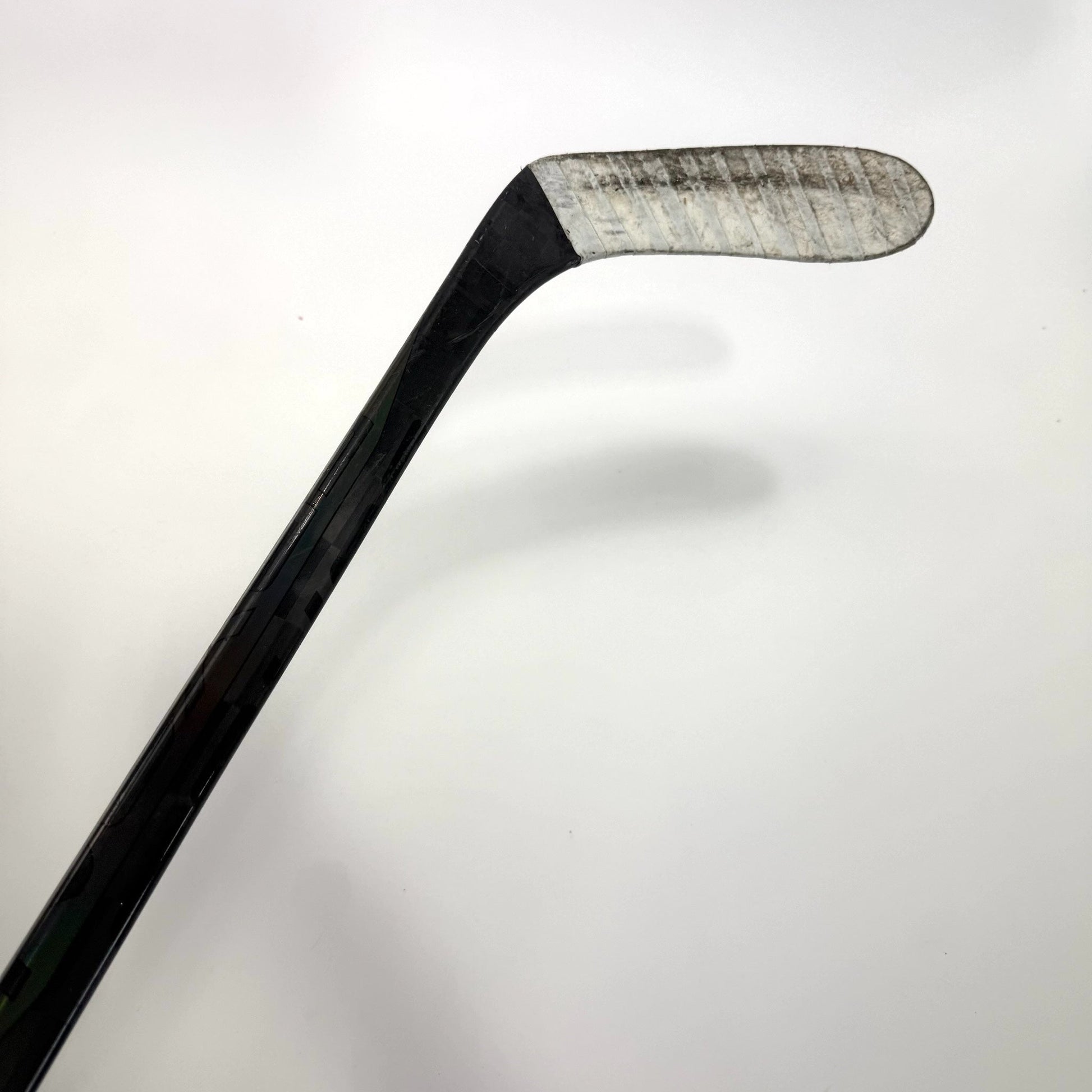 Used Right Black Bauer Nexus Sync | 50 Flex P28 Curve Grip | BH496 - Top Flight Hockey