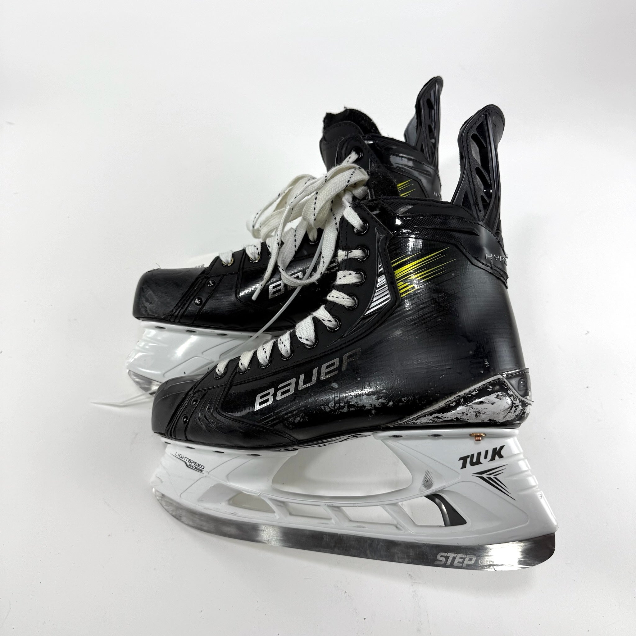Used Black Bauer Vapor Hyperlite 2 Skates | 10 E | D219 - Top Flight Hockey