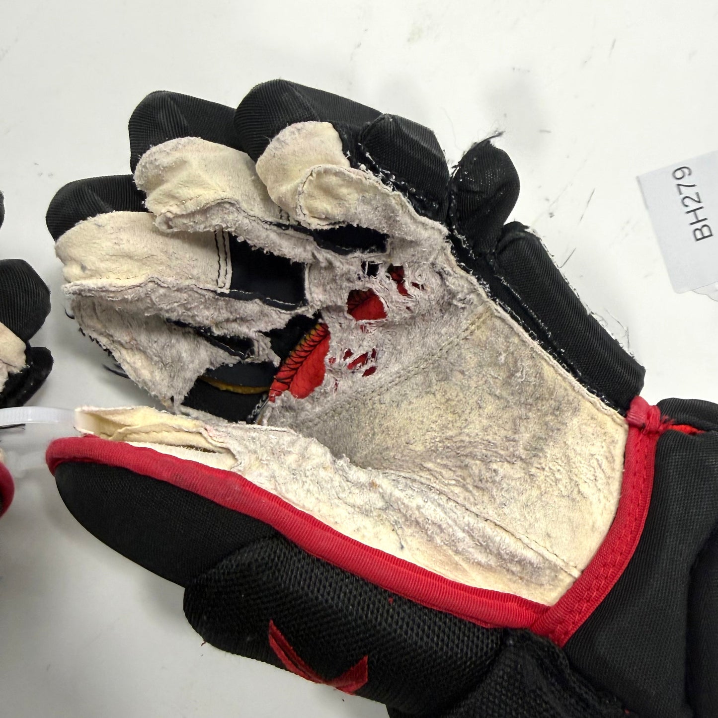 Used Black and Red Chicago Blackhawks Bauer Vapor 1X Gloves | 14" | BH279