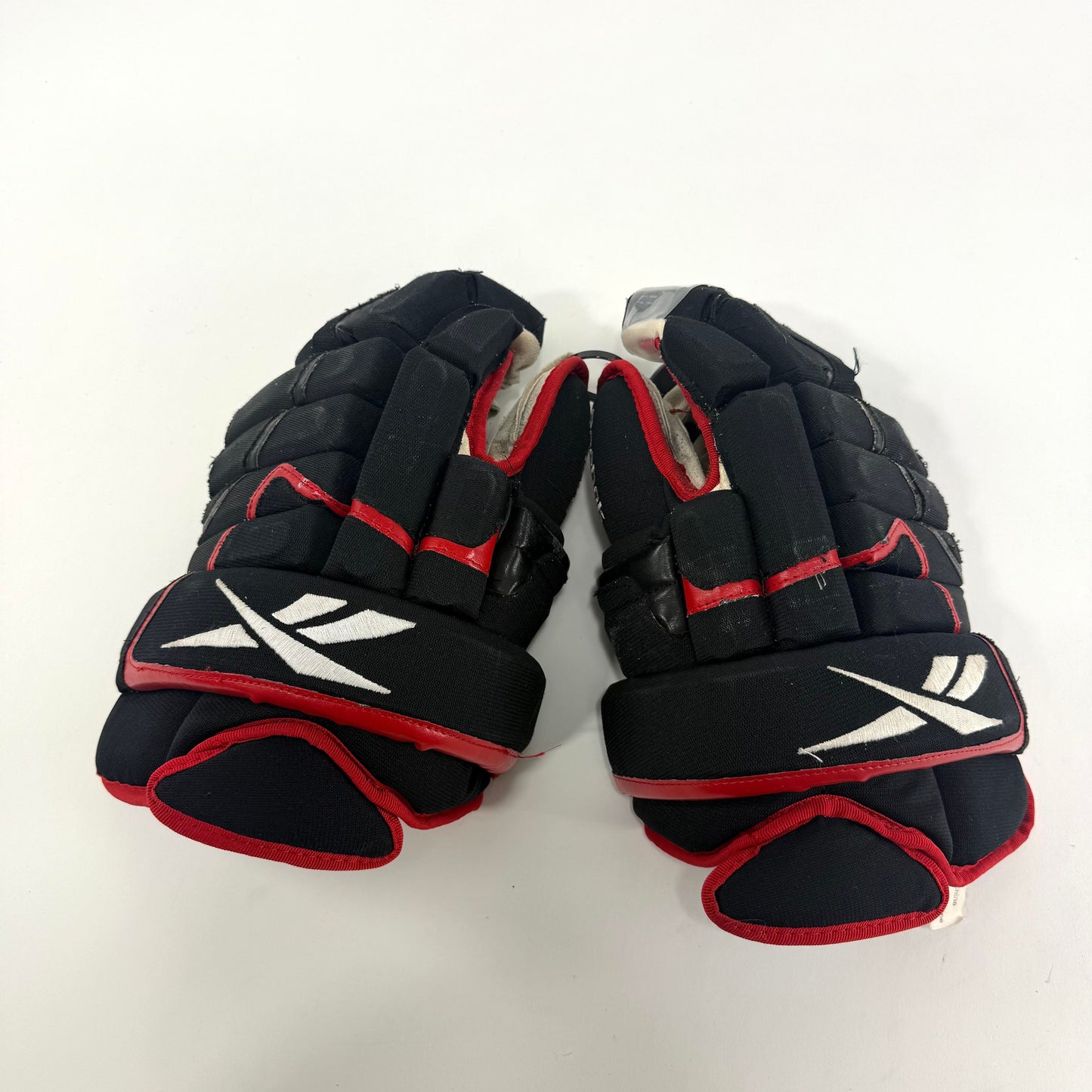Used Chicago Blackhawks Reebok 13.5" Gloves | L371