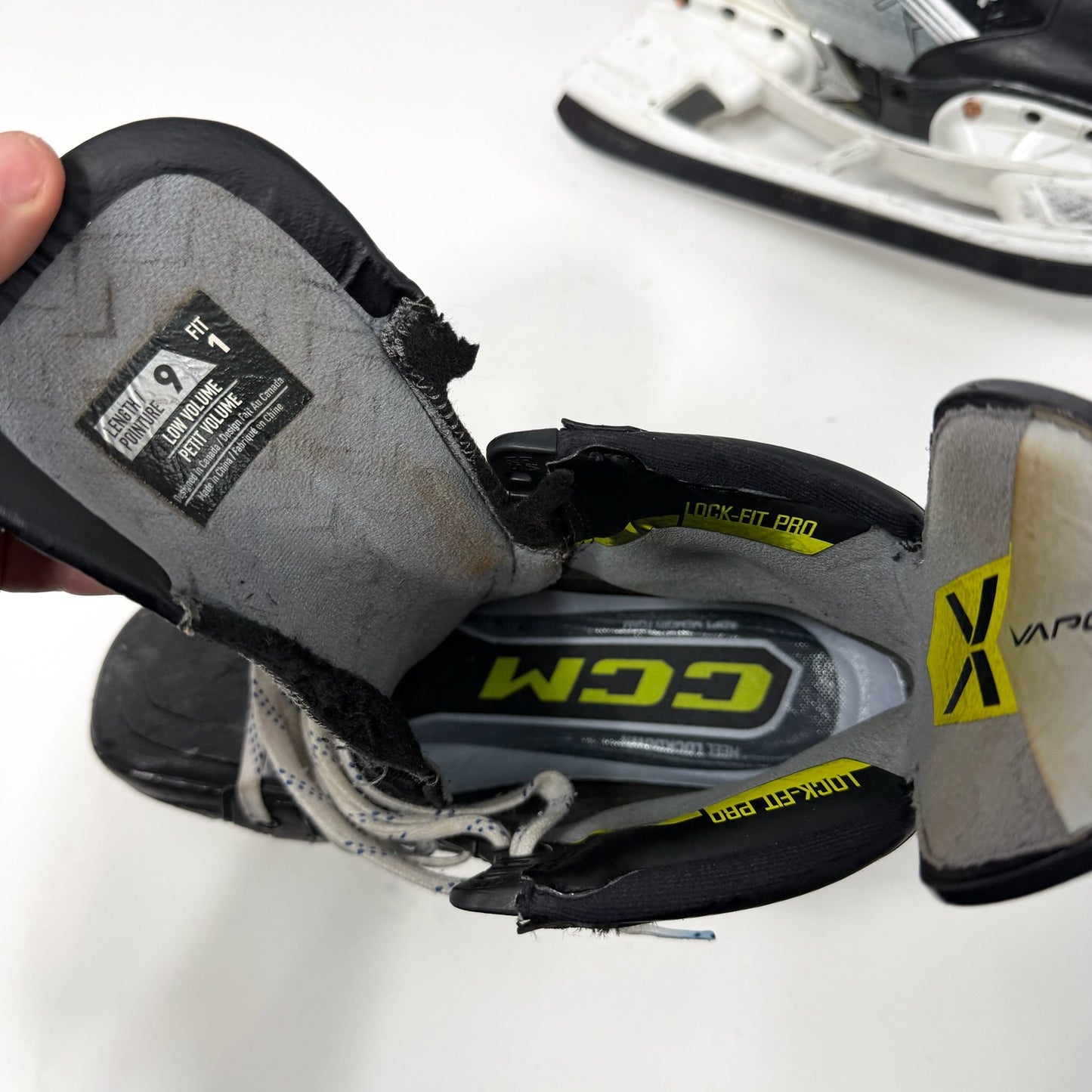 Used Bauer Vapor Hyperlite 2 Skates | Size 9 Fit 1 | AB802