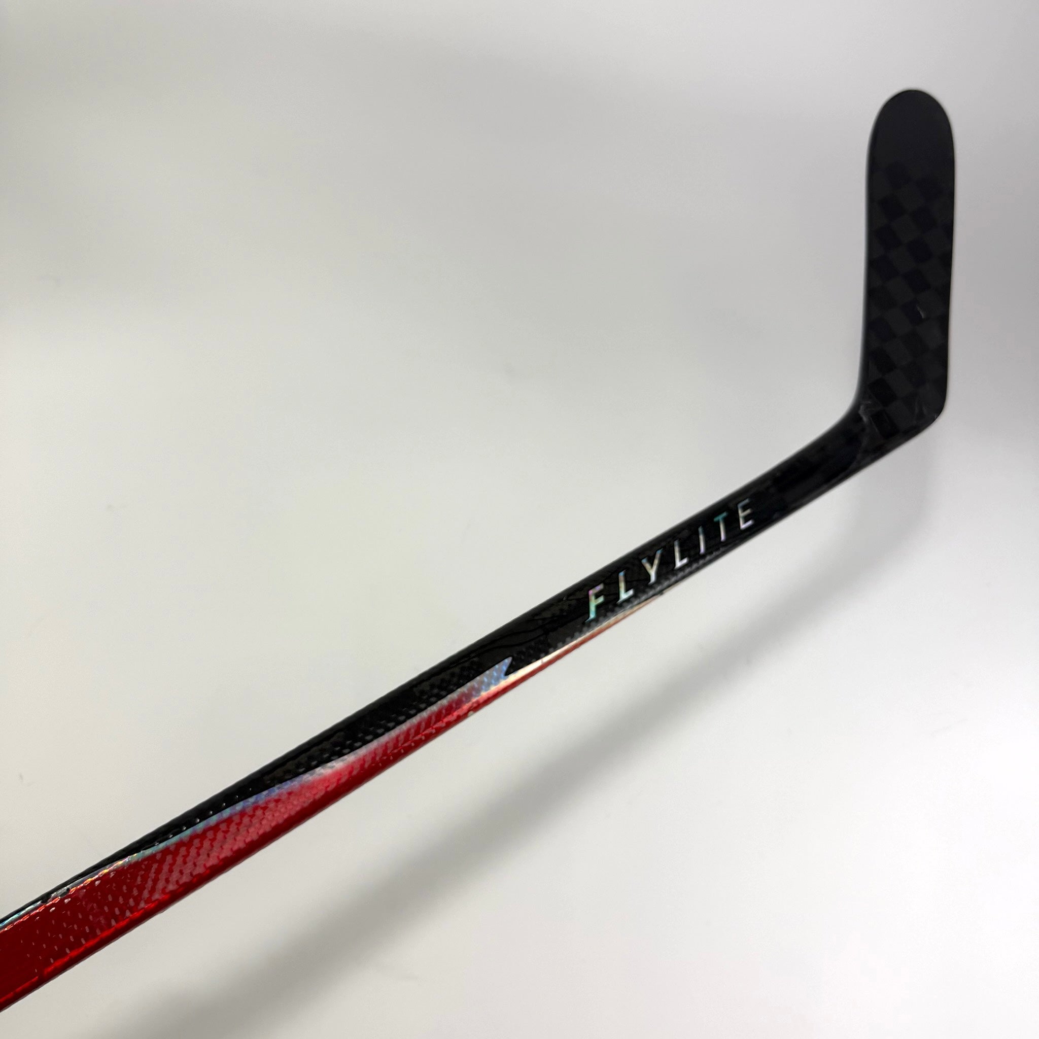 Used Left Red Bauer Flylite | 87 Flex P28M Curve Grip | J566 - Top Flight Hockey