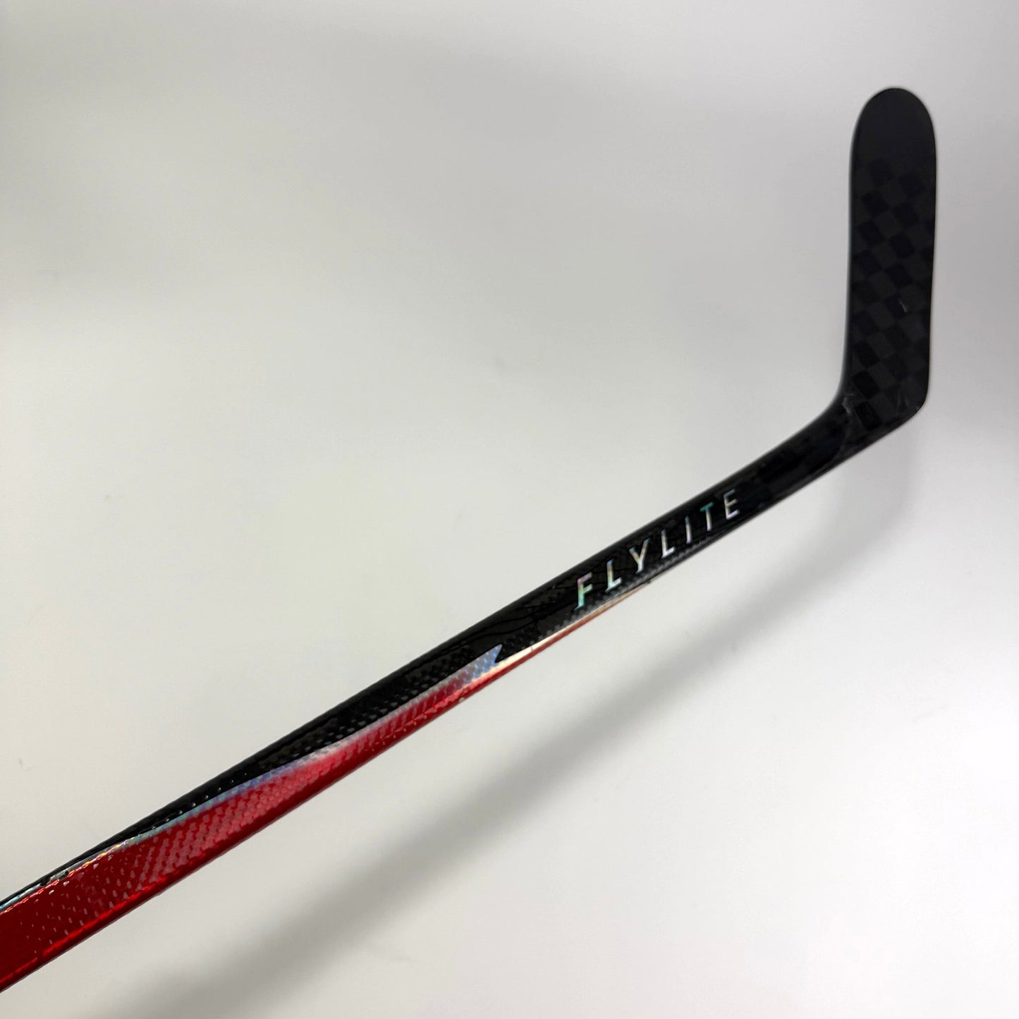Used Left Red Bauer Flylite | 87 Flex P28M Curve Grip | J566 - Top Flight Hockey