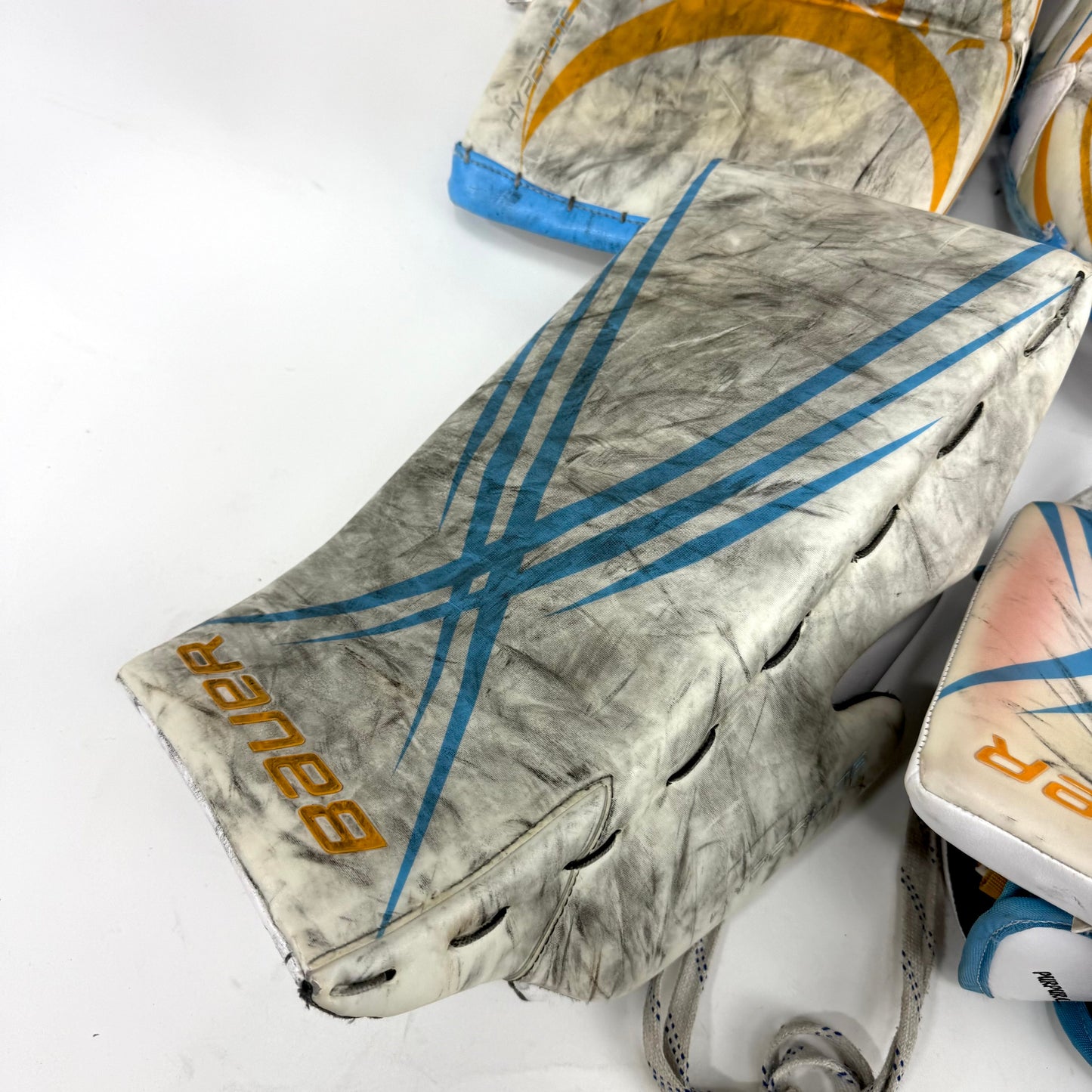 Used White/yellow/blue Bauer Vapor Hyperlite Full Right Goalie Set | 37+ (XXL)