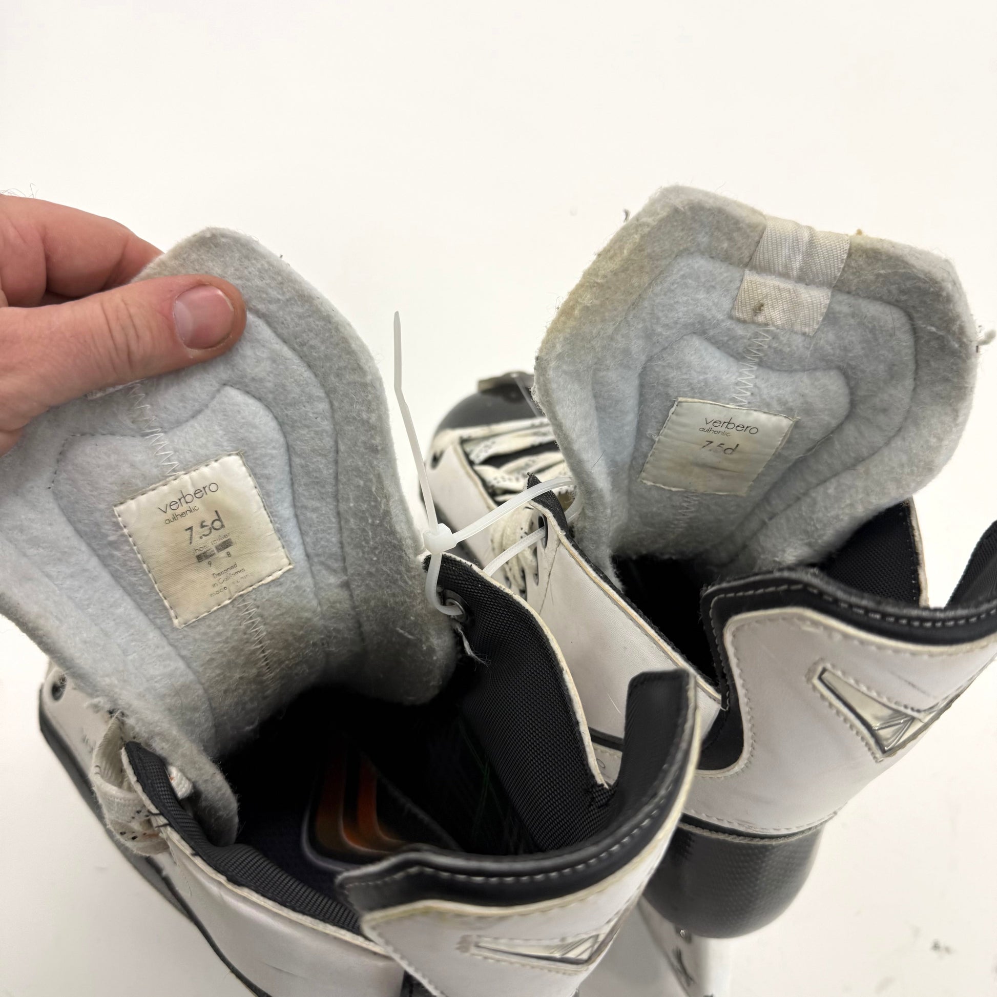 Used White Verbero Skates | Size 7.5D | A112 - Top Flight Hockey