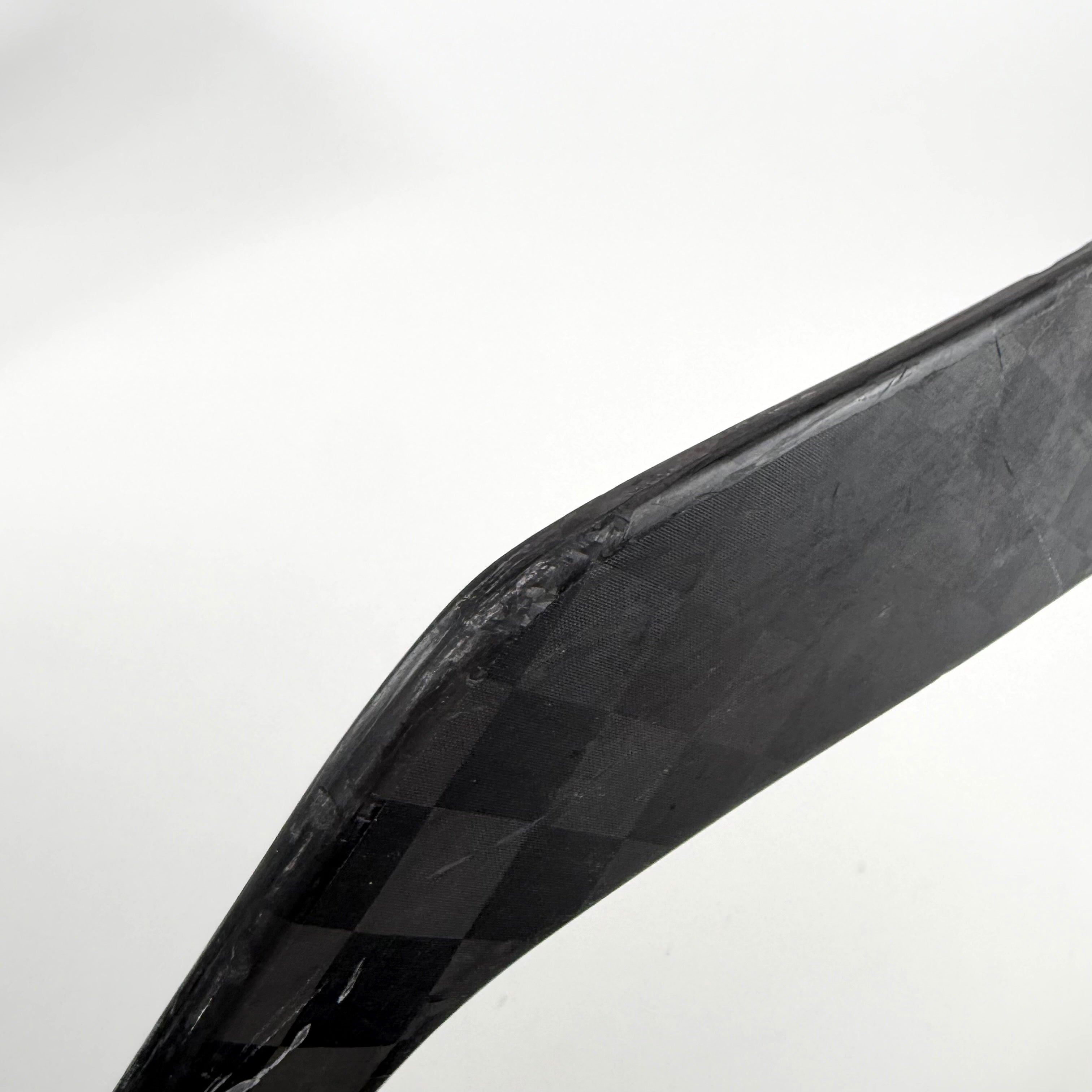 Used Left Red Bauer Flylite | 77 Flex P28M Curve Grip | A469 - Top Flight Hockey