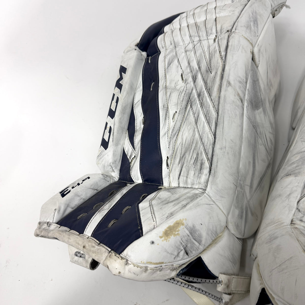 Used White and Navy CCM Eflex 4.9 Goalie Pads | 30+1" | AB369