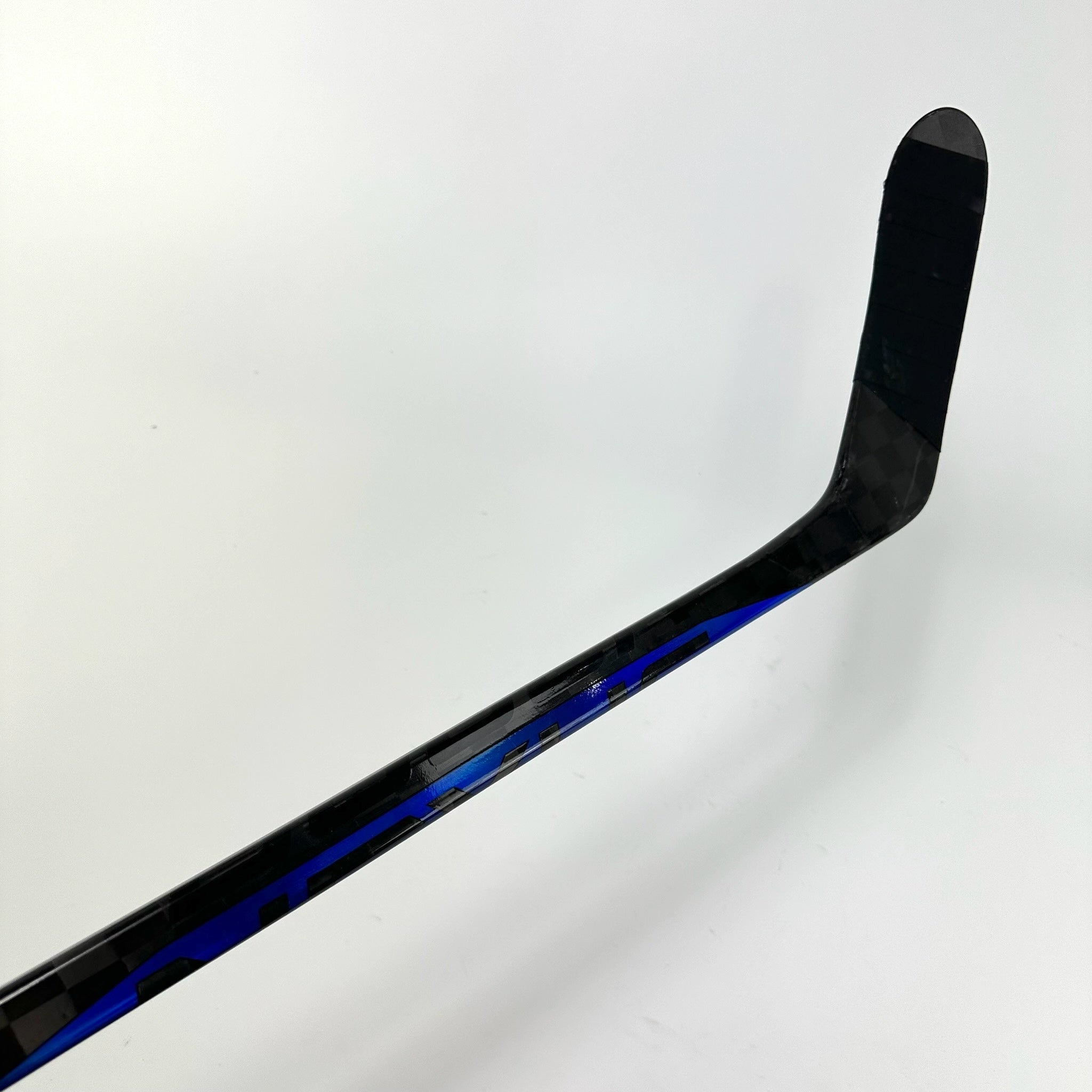 Used Left Blue Bauer Nexus Sync | 82 Flex P28M Curve Grip | Motte | K208