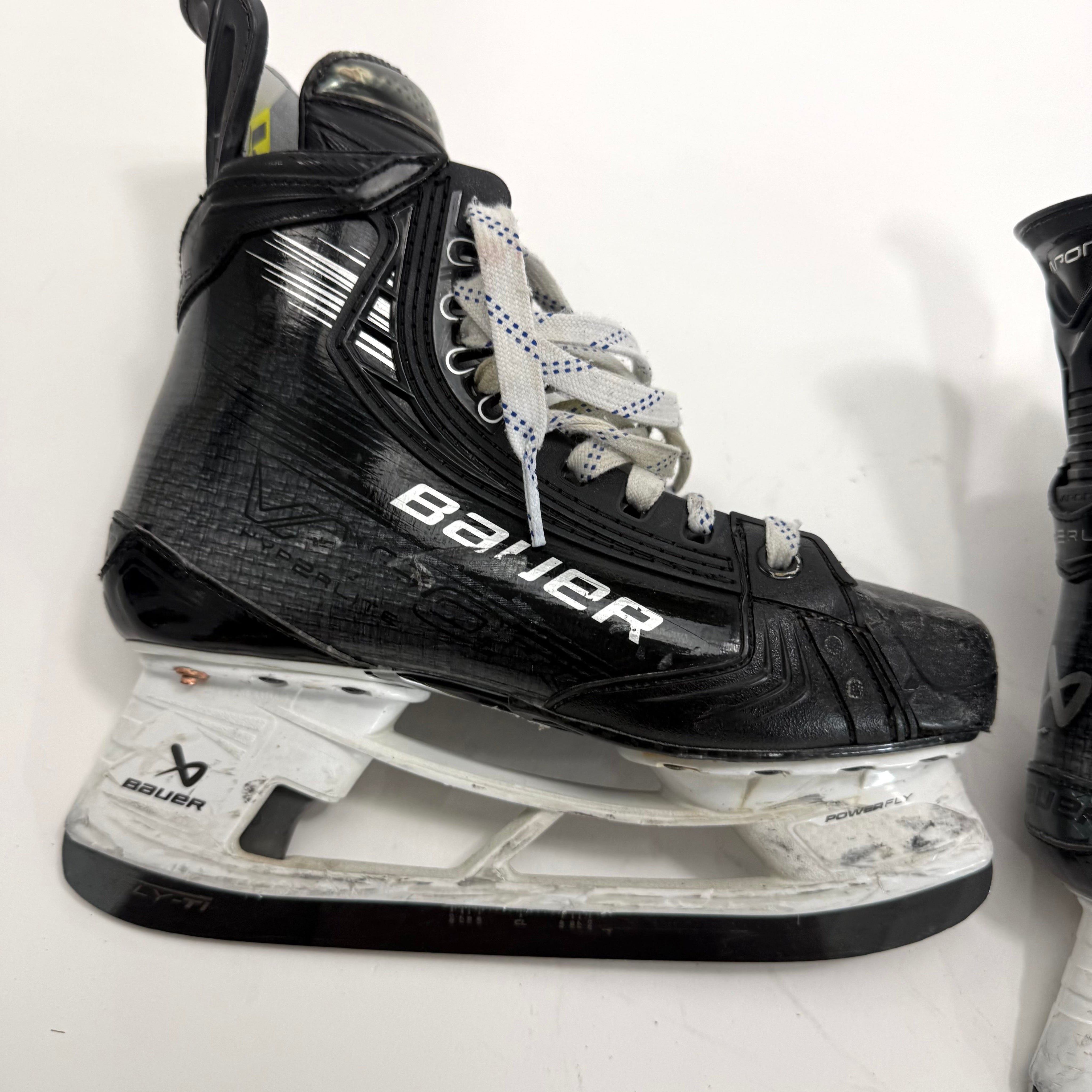 Used Black Bauer Vapor Hyperlite 2 Skates | Size 5 D | BH488 - Top Flight Hockey