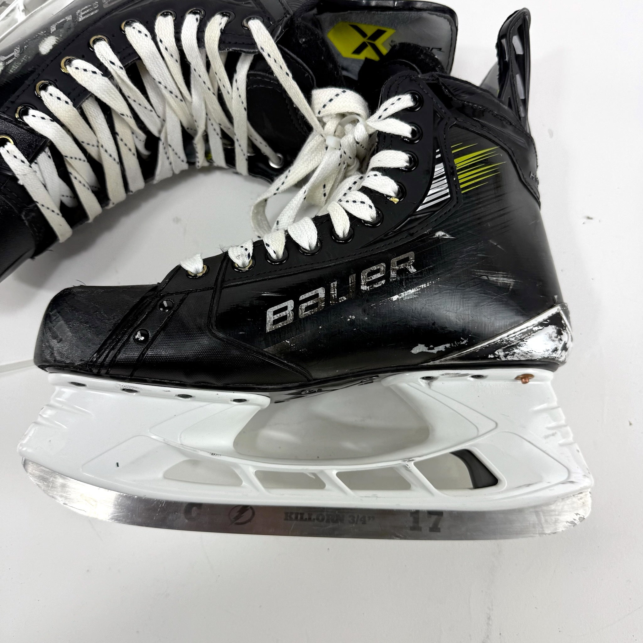 Used Black Bauer Vapor Hyperlite 2 Skates | 10 E | D219 - Top Flight Hockey