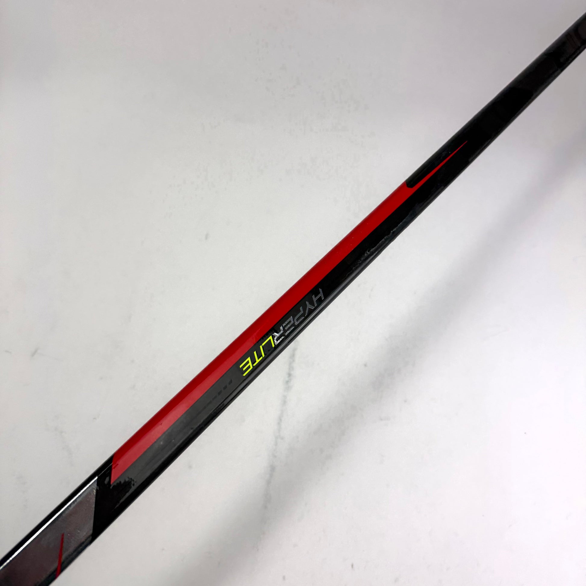 Used Left Bauer Vapor Hyperlite | 77 Flex P28 Curve Grip | J457 - Top Flight Hockey