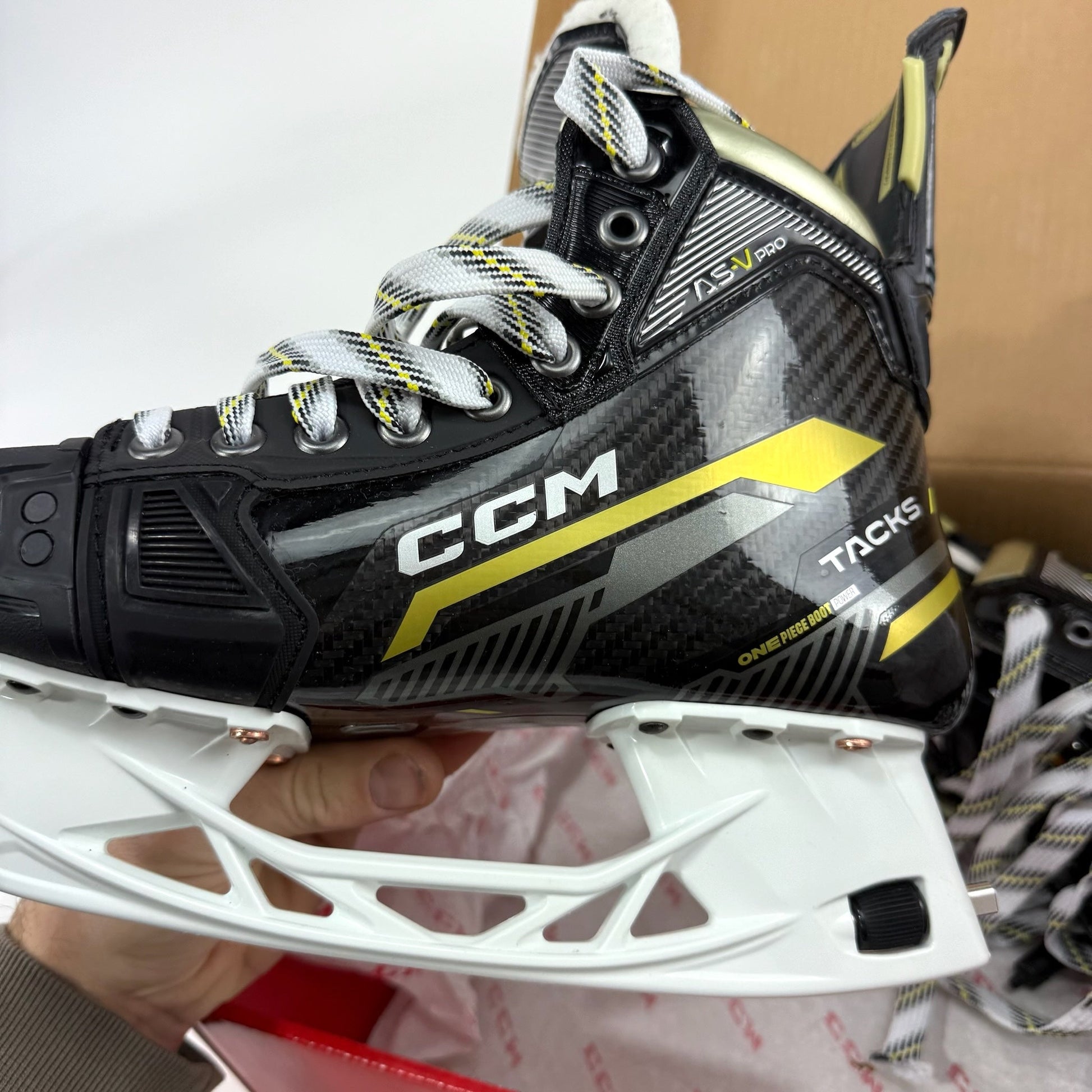 New CCM Tacks ASV Pro | Int 5.5R | F440 - Top Flight Hockey