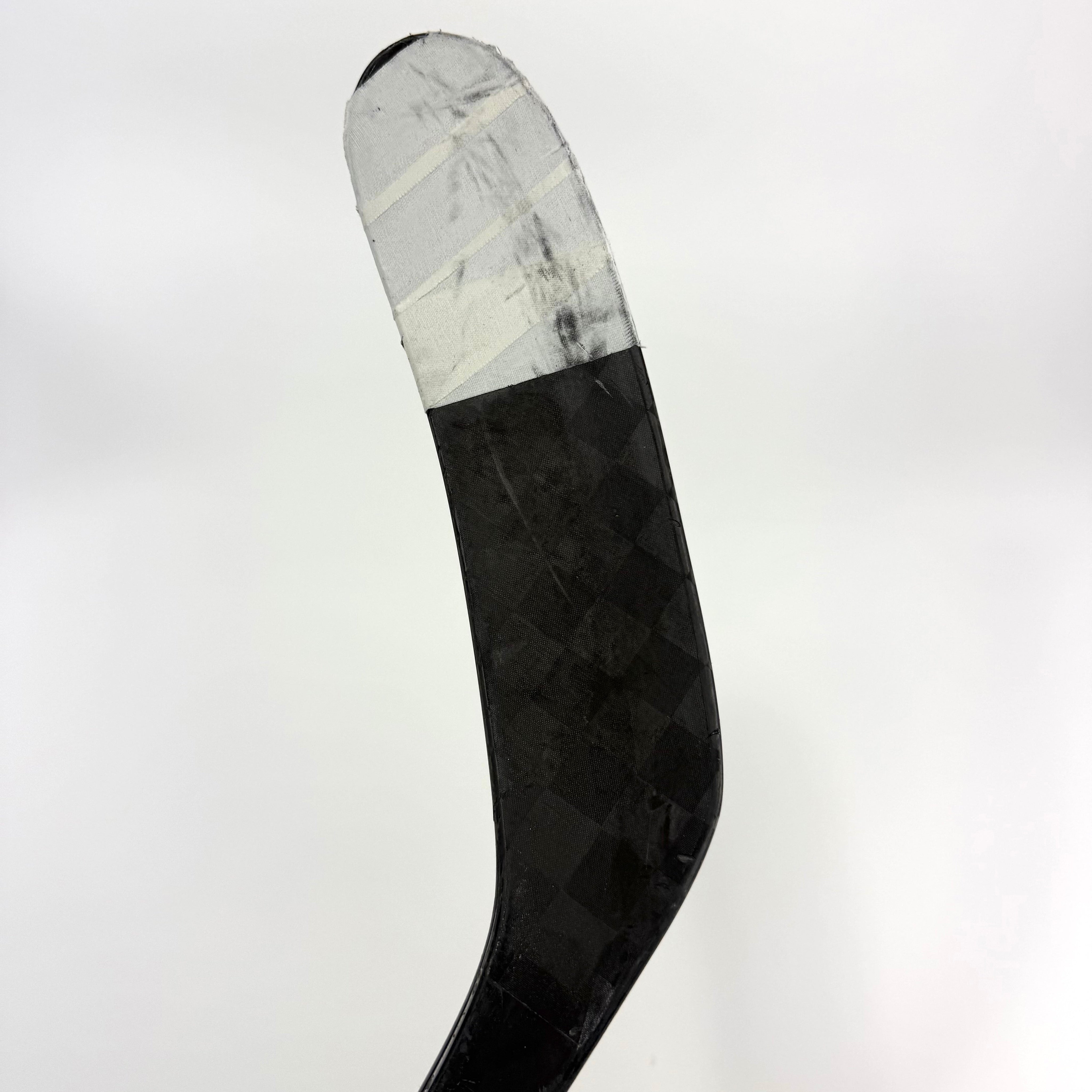 Used Left Red Bauer Flylite | 77 Flex P28M Curve Grip | A469 - Top Flight Hockey