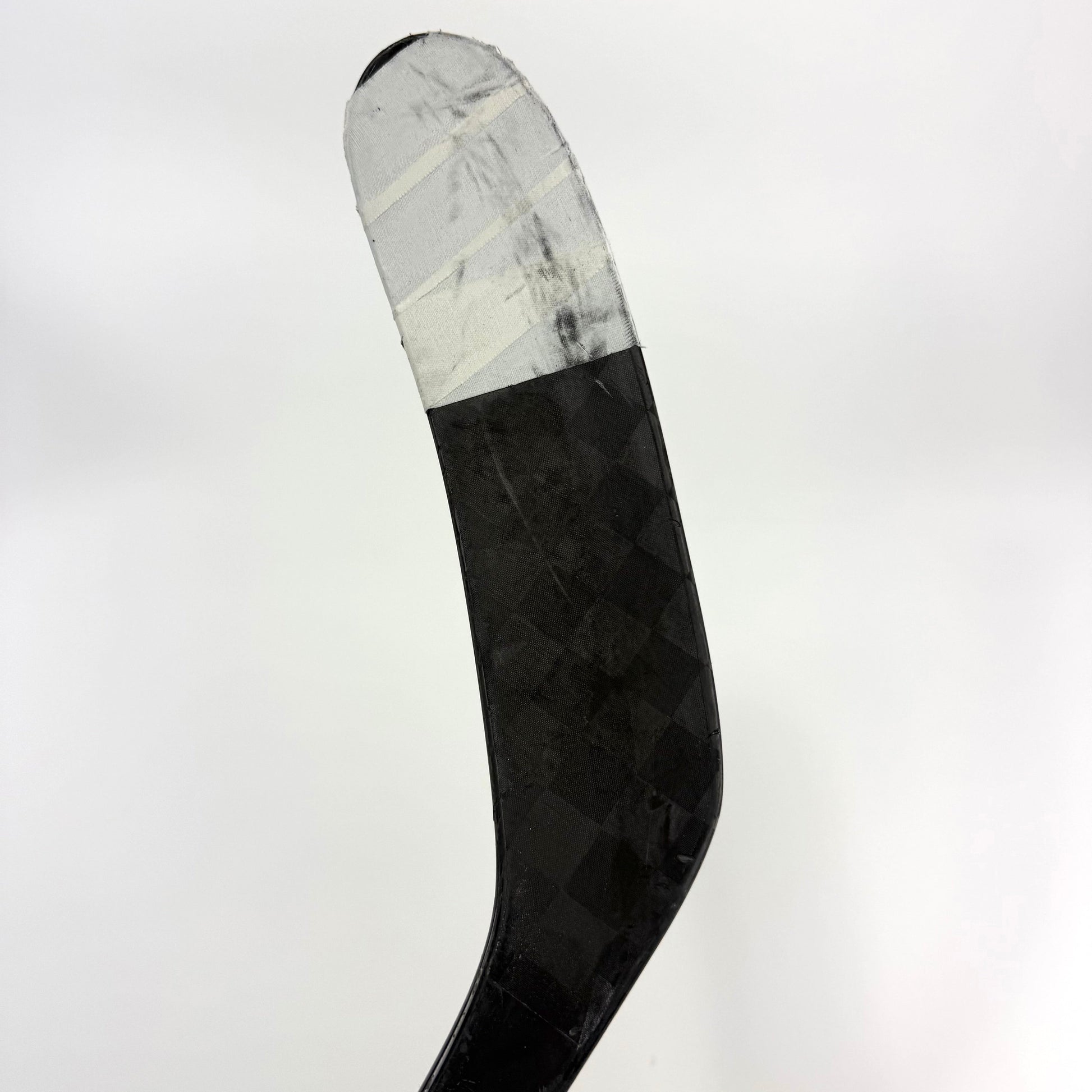 Used Left Red Bauer Flylite | 77 Flex P28M Curve Grip | A469 - Top Flight Hockey
