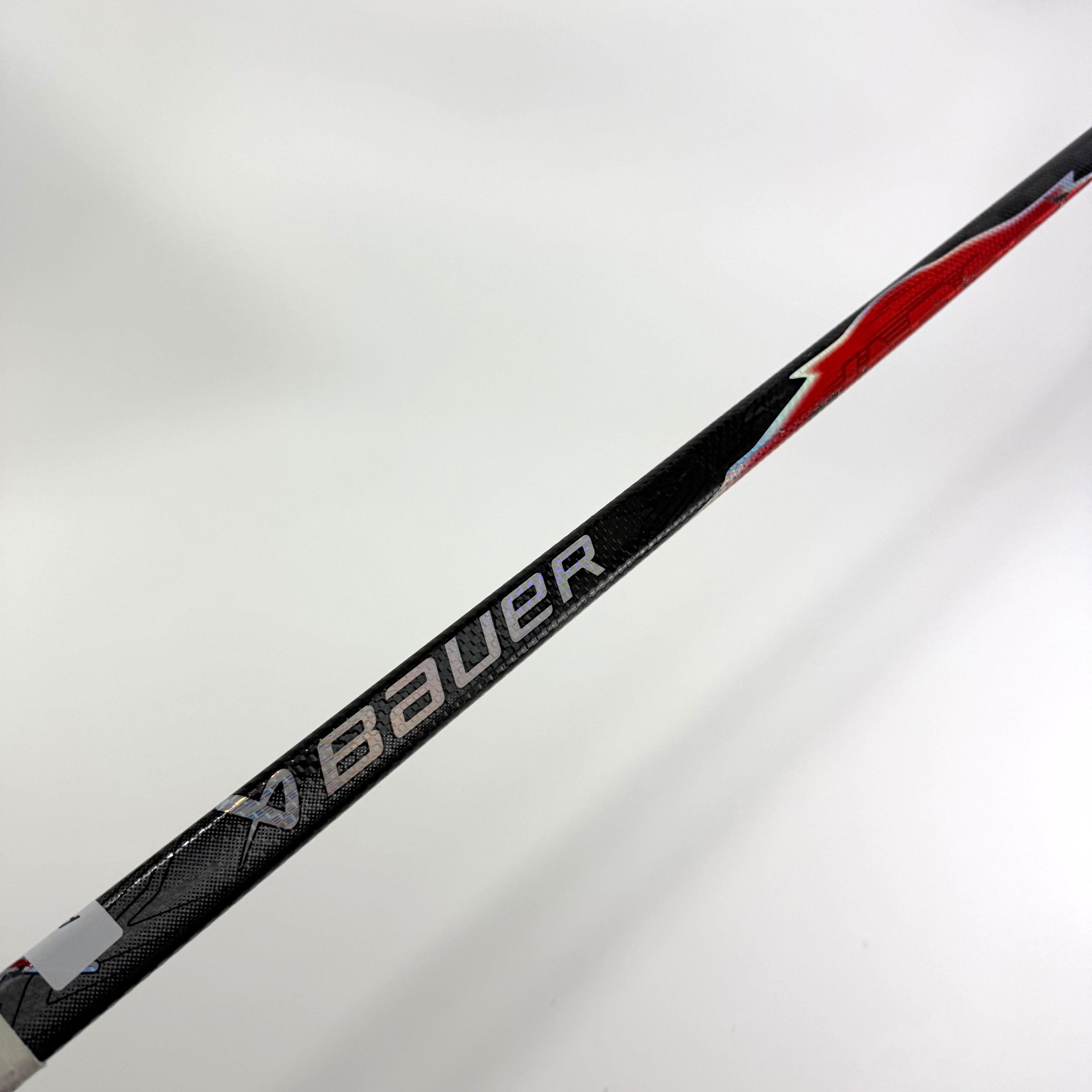 Used Left Red Bauer Flylite | 77 Flex P28M Curve Grip | A469 - Top Flight Hockey