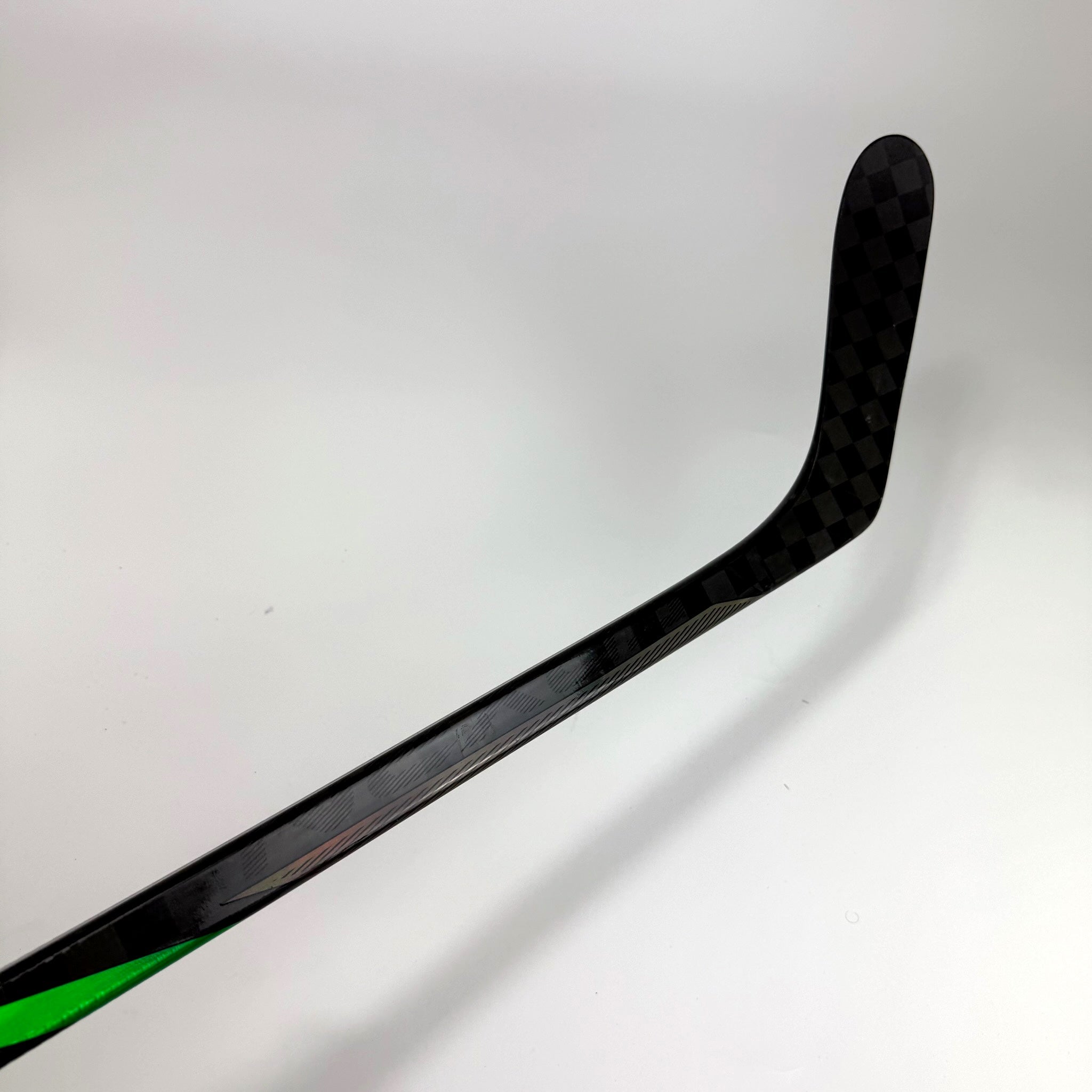 Used Left Red/Green Bauer Nexus Tracer | 82 Flex P28 Curve Grip | F339