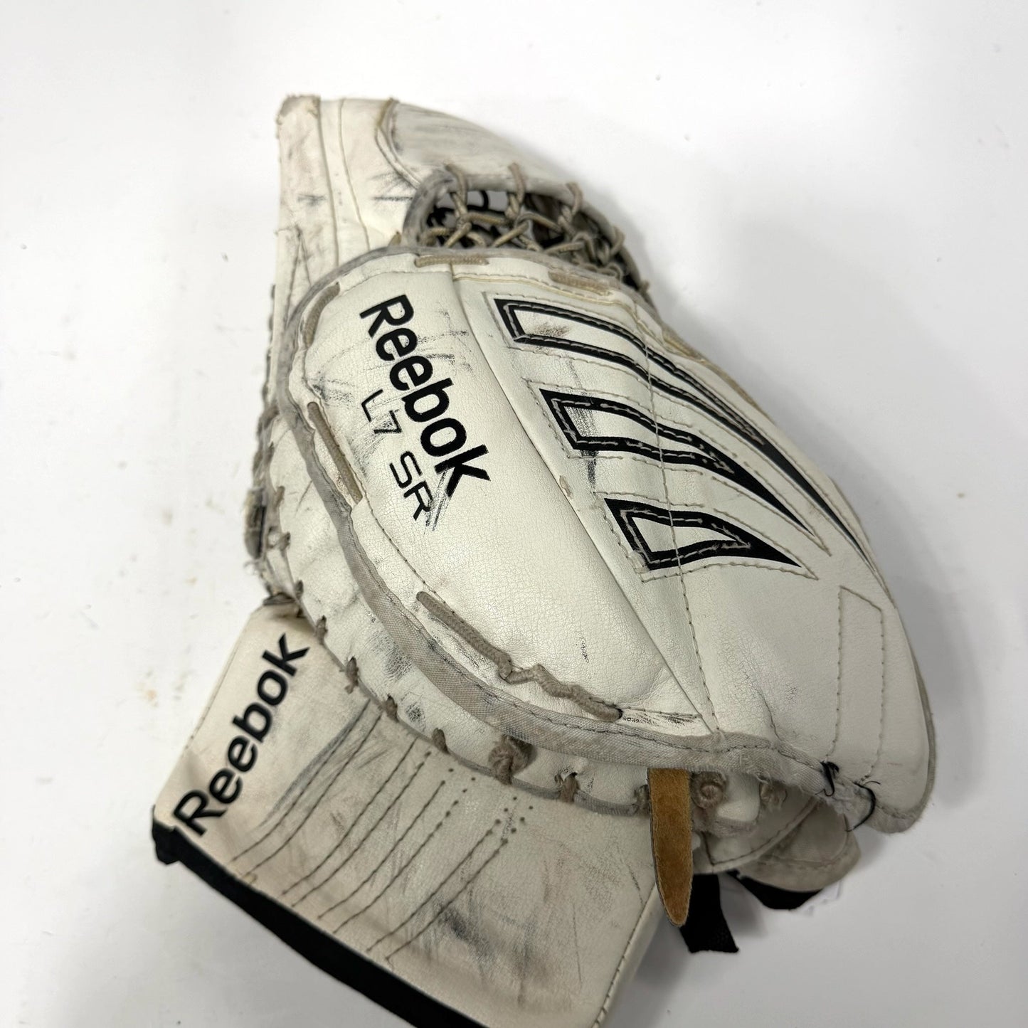 Used Regular White Reebok L7 Goalie Glove | Senior | AB533