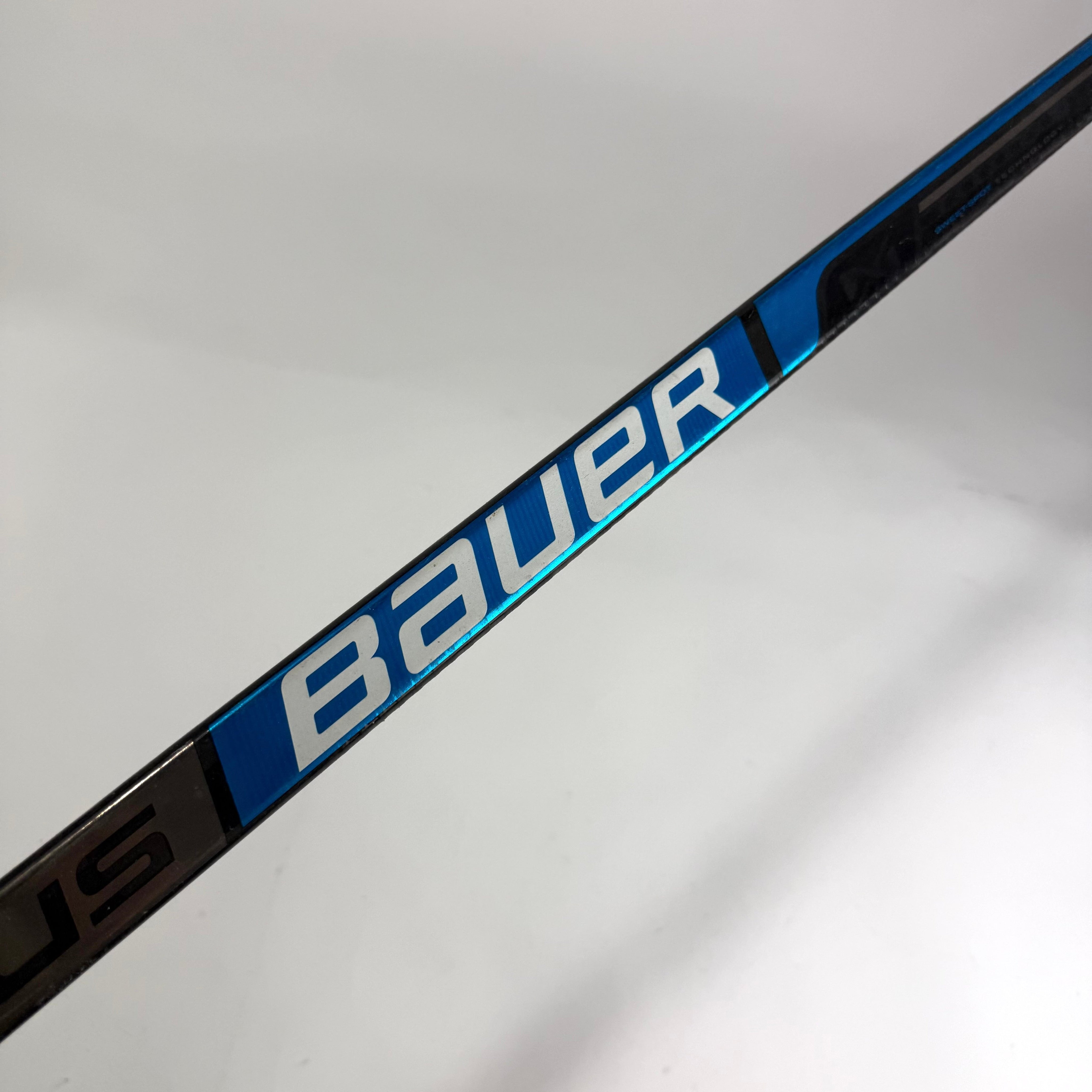 Used Right Bauer Nexus 2N Pro | 82 Flex P28 Curve Grip | E720 - Top Flight Hockey