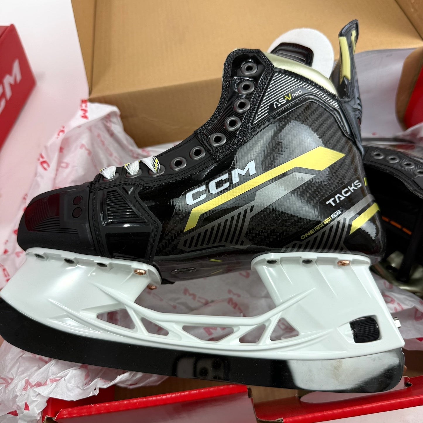 New CCM Tacks ASV Pro | Intermediate Size 6 Wide | CCM500