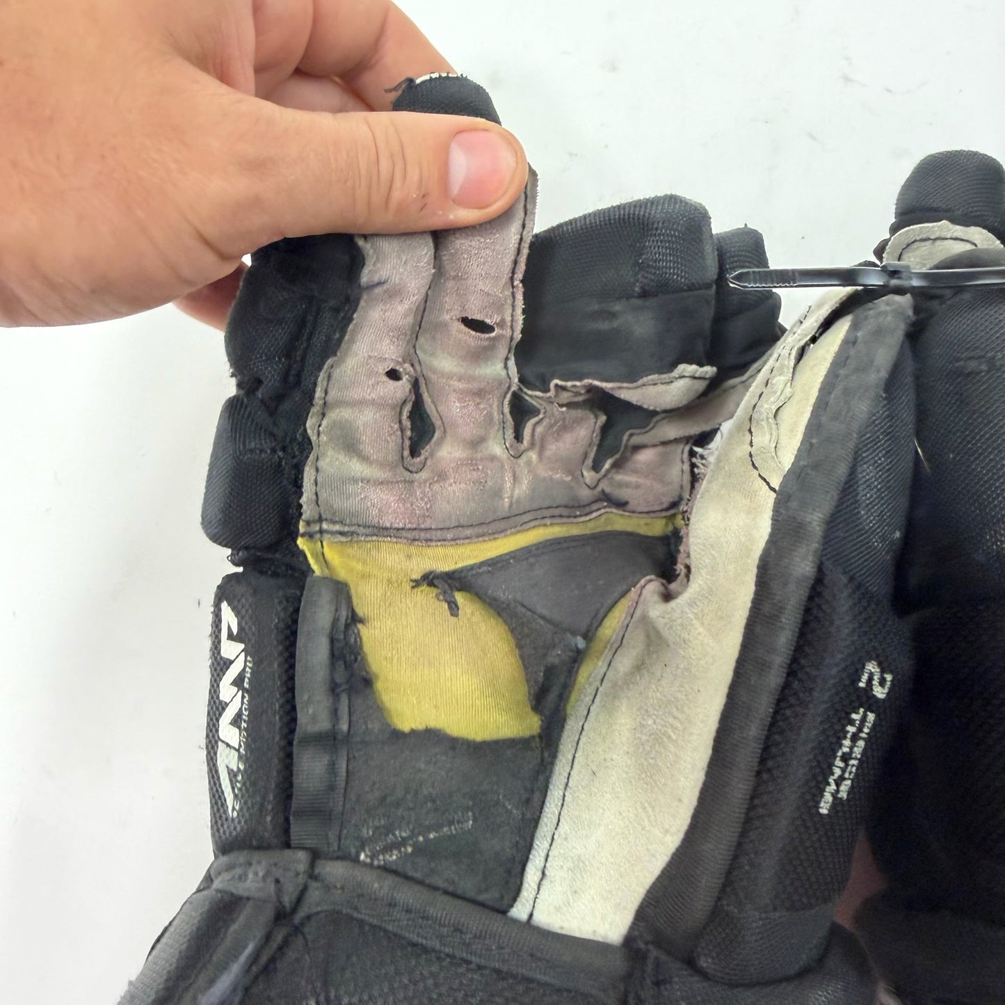 Used Black Bauer Supreme 2S Gloves | 13" | AB518